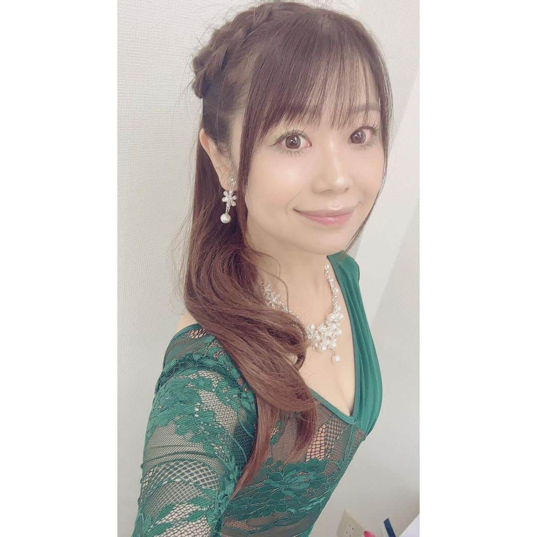 水野愛日さんのインスタグラム写真 - (水野愛日Instagram)「【舞台出演情報】 Matsu-Ragi丸 第4回公演　 朗読ミュージカル 「CAROL〜gang star & downtown princess〜」  ＠武蔵野芸能劇場   タイムスケジュール 2023年10月7日(土)15:00、19:00 8日（日）14:00 、18:00 9日（月祝）  14:00  🎫SS席（指定席）　7,000円　オリジナル公演グッズ＋応援しているキャストのブロマイドつき 🎫S席（指定席）　 6,000円　オリジナル公演グッズつき 🎫A席（自由席）　 5,000円（当日5,500円） ※いずれも税込。SS席、S席はそれぞれ予約受付先着順に良席に案内させていただきます。  予約受付開始：2023年9月1日（金）0時( 8月31日（木）24時 )より  🎫水野愛日扱いチケット予約フォーム https://www.quartet-online.net/ticket/carol2023?m=0xjceha  またまた！4回目の  #まつらぎまる さんの朗読ミュージカルに出演させていただくことになりました✨  ｢CAROL｣は再演なのですが、今回は、コルニーチェ一座のスター｢マール｣役を演じます！  前回は貴族の夫人だったので ガラッとチェンジです🤣  違う役の目線であの世界がどう見えるのかとっても楽しみ😊💕 激ムズな歌のソロにも挑戦するので……とにかくがんばりまーす🔥  是非とも観に来て下さいませ😊   #水野愛日  #朗読ミュージカル   #舞台好きな人と繋がりたい  #声優」8月27日 15時59分 - mizunomanabi