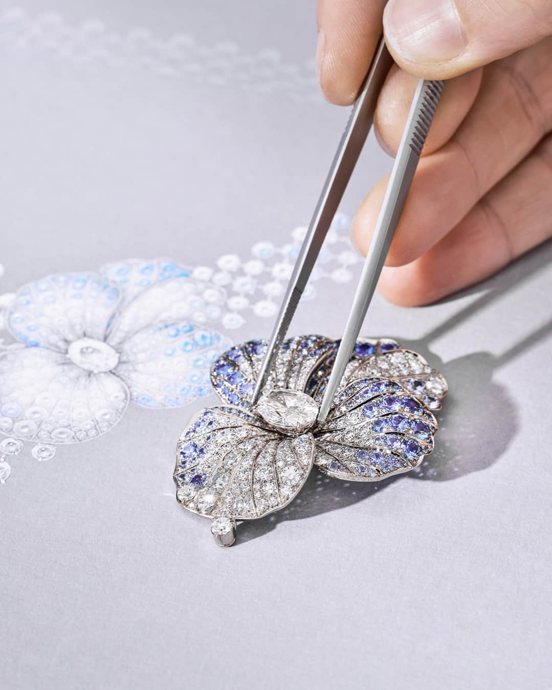 Chaumetさんのインスタグラム写真 - (ChaumetInstagram)「Crafted with passion and expertise, indulge in the exquisite allure of our Pansy necklace from Le Jardin de Chaumet High Jewellery collection. Transformed into a supple silk-like net thanks to the use of our emblematic fil couteau technique, the voluminous necklace reveals a pansy in a vitrail setting.  Every detail of this virtuoso creation celebrates nature's elegance, like the precious corolla with virtuoso dégradés of sapphires.⁣ #Chaumet #LeJardindeChaumet #ChaumetHighJewellery #ChaumetVirtuosity」8月27日 16時00分 - chaumetofficial