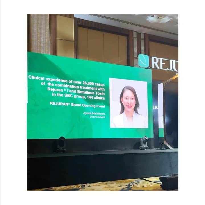 西川礼華のインスタグラム：「Rejuran Grand Opening Event in Thailandに参加しました。 ポリヌクレオチド製剤の代表格であるリジュランが現在世界的にブームとなっており、さまざまな国際学会で勢いを感じています。今回のイベントも300名の聴講者の枠に対して700名の応募があったそうです。 当院では55000例以上のリジュランi使用実績あり、そのうち、26000例はボトックスと混合させて作る女優注射というレシピで扱っています。（2023年7月末でのデータ）これらの使用経験について講演、そしてディスカッションセッションで登壇しました。英語での登壇も最近少しずつ慣れてきましたが、トータル1時間はヘトヘトです😌 さて、 韓国のPharma Research社がDOT技術を開発し、その製品の安定性と素晴らしさから、SBCでも揺るぎない柱の治療となっています。悲しい真実として、他の韓国メーカーが国内承認を取れない場合、韓国ではその製剤を使用できないのですが、日本は医師免許が強いので個人輸入して使うことができます。韓国内の承認をとる力がないメーカーが、日本のマーケットを餌にして日本へ上陸するということがよく起こります。世界的には一切流行ってない製品が日本で小さなブームとなりうるわけです。 実際に今回様々な国のドクターから、新しいPN PLLA PCL製剤の様々な合併症報告を聞きました。長期予後を多くのサンプル数で評価していない製剤は本当に危険です。 リジュランには中長期なフォローアップのデータも揃っており、世界各国のKey Opinion Leaderがバックアップについています。今回のタイのイベントでも、そのKOLの先生方とディスカッションする時間を過ごせました。 セッションをご一緒したATCHIMA SUWANACHINDA M.D. Ph.D., MICHAEL J. KIM M. D., OKSANA LOPATKINA M.D.、濃厚な議論の機会をありがとうございました。 #リジュラン #リジュランi #女優注射 #rejuran #rejurani #microbotox #ayakanishikawa #shonanbeautyclinic」