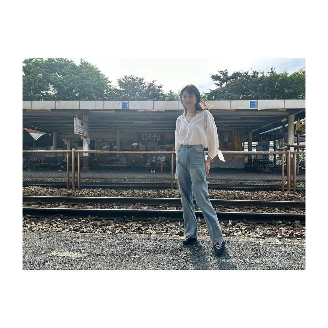 香音有希のインスタグラム：「西陽に良い感じに仕立ててもろた16時 . . #タイ #thailand  #タイ留学 #タイ生活 #鉄道風景」