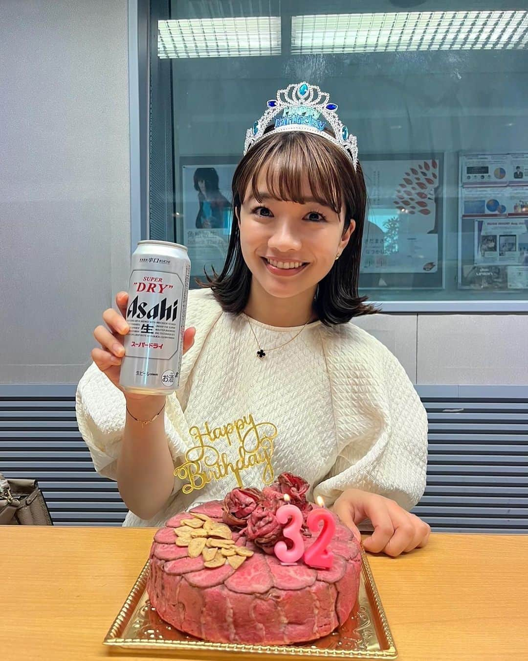 川村茉由のインスタグラム：「今日もサンファン📻 聞いてくださった皆さま〜 ありがとうございました🥰  サンファンファミリーのみんなに サプライズしてもらいました🎂🎉  肉ケーキ🤭❤️＋スーパードライ🍺  番組後にみんなでカンパーイ🤩  柴田P、深澤D、ミキサー石川さん、 週替わりでADちゃんたちも🫶 いつもありがとうございます🌻  そんな！このサンファンチームで 公開生放送が決定しました👏  9月24日(日)お昼12時〜 『SUNDAYFUNDAY! 公開生放送 in アスナル金山』🎉 いよいよサンファンの公開生だ✨ 嬉しい〜🫶 みんな予定空けておいてねー🤭  #サンファン #sundayfunday #tokairadio #東海ラジオ #公開生放送 #アスナル金山」