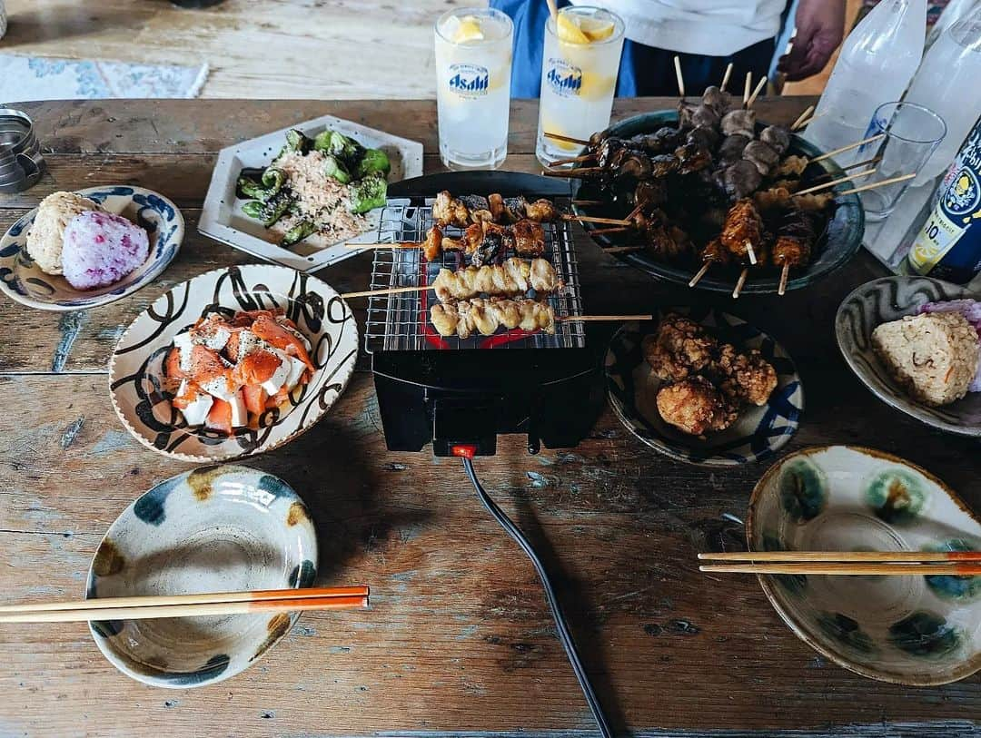 tamiのインスタグラム：「* #食事の記録 *  我が家の家呑みで登場回数が多いのが焼き鳥。 永遠と食べれるんじゃないかと思ってしまう。  ここ数年はワインが好きなので ワインに合う料理をすることも増えた🍷  ピエールの誕生日、 自分が食べたいものを〜って事で ピエールが買ってきたのはピザ🍕 レモンチキンとチーズのピザがどタイプだった〜♡ 350ml缶との比較でピザの大きさがわかるかな🫣  あとは、定期的に食べたくなる鰻。  食欲が落ちる事なく、今年の夏も夏バテ知らず🤗  * #家呑み  #家飲み #ごはん #食事の記録  #焼き鳥 #ピザ #うな重 #ワイン #家時間 #食欲旺盛 #日々のこと」