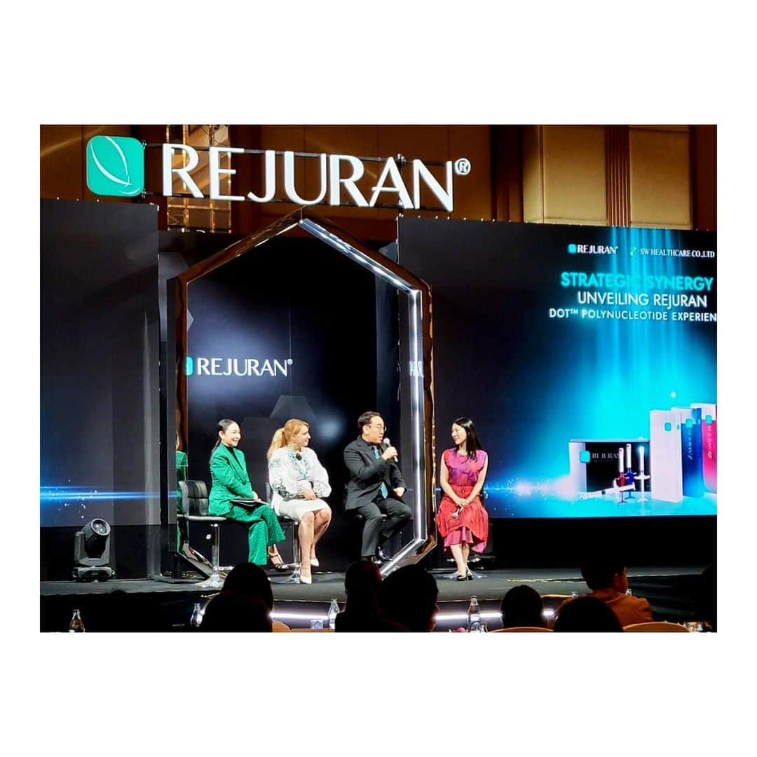 西川礼華さんのインスタグラム写真 - (西川礼華Instagram)「Rejuran Grand Opening Event in Thailandに参加しました。 ポリヌクレオチド製剤の代表格であるリジュランが現在世界的にブームとなっており、さまざまな国際学会で勢いを感じています。今回のイベントも300名の聴講者の枠に対して700名の応募があったそうです。 当院では55000例以上のリジュランi使用実績あり、そのうち、26000例はボトックスと混合させて作る女優注射というレシピで扱っています。（2023年7月末でのデータ）これらの使用経験について講演、そしてディスカッションセッションで登壇しました。英語での登壇も最近少しずつ慣れてきましたが、トータル1時間はヘトヘトです😌 さて、 韓国のPharma Research社がDOT技術を開発し、その製品の安定性と素晴らしさから、SBCでも揺るぎない柱の治療となっています。悲しい真実として、他の韓国メーカーが国内承認を取れない場合、韓国ではその製剤を使用できないのですが、日本は医師免許が強いので個人輸入して使うことができます。韓国内の承認をとる力がないメーカーが、日本のマーケットを餌にして日本へ上陸するということがよく起こります。世界的には一切流行ってない製品が日本で小さなブームとなりうるわけです。 実際に今回様々な国のドクターから、新しいPN PLLA PCL製剤の様々な合併症報告を聞きました。長期予後を多くのサンプル数で評価していない製剤は本当に危険です。 リジュランには中長期なフォローアップのデータも揃っており、世界各国のKey Opinion Leaderがバックアップについています。今回のタイのイベントでも、そのKOLの先生方とディスカッションする時間を過ごせました。 セッションをご一緒したATCHIMA SUWANACHINDA M.D. Ph.D., MICHAEL J. KIM M. D., OKSANA LOPATKINA M.D.、濃厚な議論の機会をありがとうございました。 #リジュラン #リジュランi #女優注射 #rejuran #rejurani #microbotox #ayakanishikawa #shonanbeautyclinic」8月27日 16時10分 - ayakanishikawa