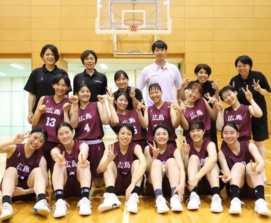 仲摩匠平のインスタグラム：「2023.8.19 20 今年も成年国体女子にサポートスタッフとして関わらせてもらいました！  今年で2年目となりましたが、数ヶ月間の活動期間の中で、チームとしても選手一人一人もかなりの成長が見られました✨  ですが、結果は2勝2敗の3位で本国には進むことはできず…。  勝ち上がるためにはもう少し足りないものがありましたが、今後に繋がる試合内容でした！  「バスケを楽しむ！」  それを体現した本当に雰囲気の良いチームでしたね(^^)  来年また関わることがあれば、来年こそは本国に行けるようサポートしていきたいと思います！  関係者、スタッフ、選手のみなさんお疲れ様でした🫡  #ミニ国体 #広島国体成年女子 #国体中国ブロック予選 #時差投稿」
