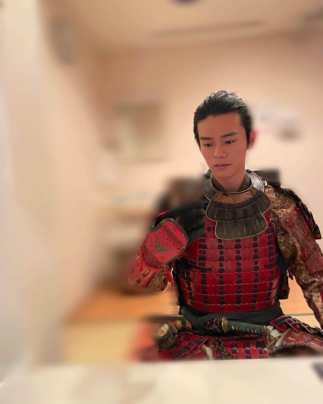 日向亘のインスタグラム：「今夜、信繁初登場です。 どうぞお手柔らかに。。最期までよろしくお願いします。  「恩義を忘れ、私欲を貪り、人と呼べるか」 「狙うは徳川家康の首ただ一つ」   #どうする家康  #真田信繁」