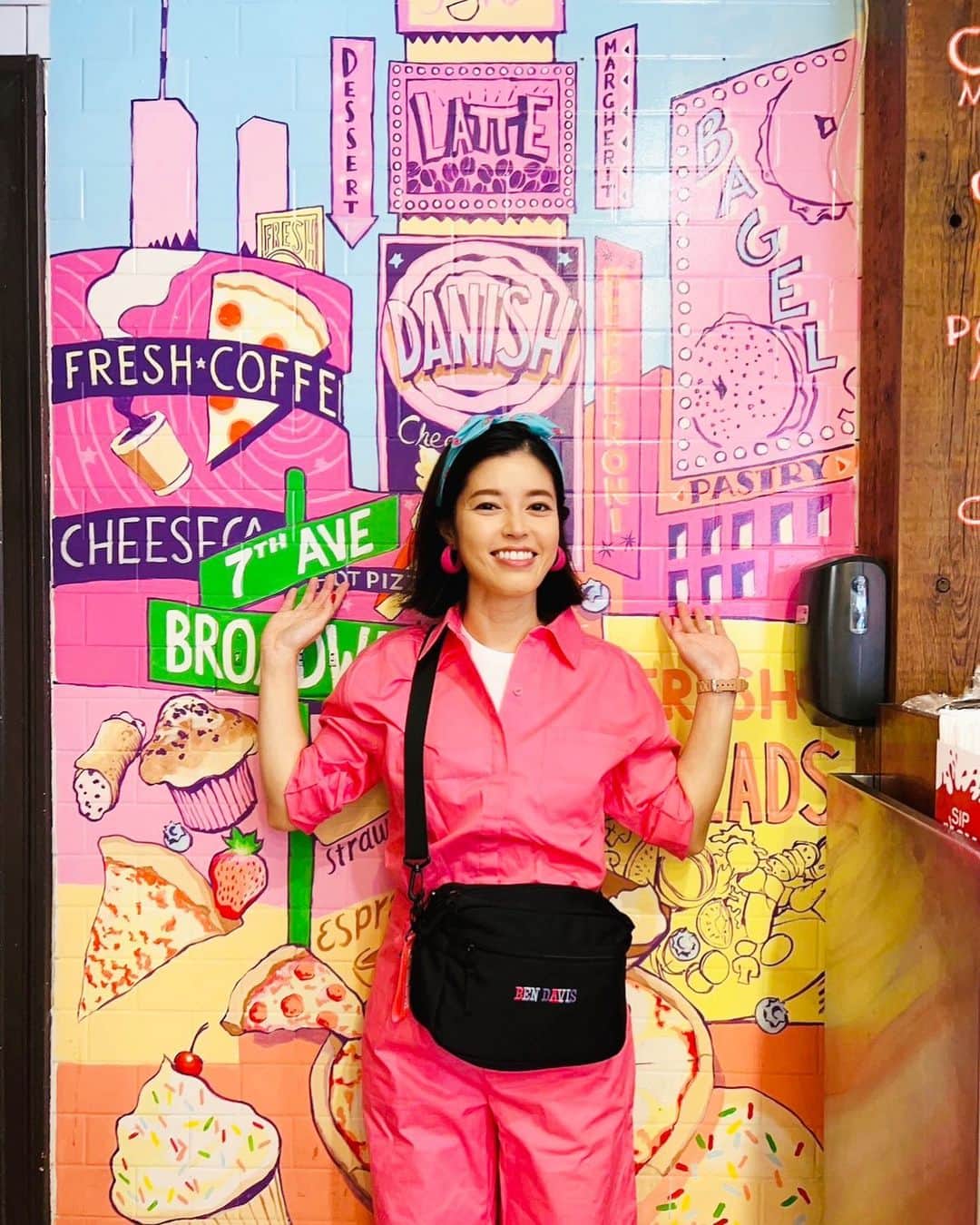 神田愛花さんのインスタグラム写真 - (神田愛花Instagram)「＂オシャレ＂を売りにしていない、急いでいる人が急いで食事を済ませるためのようなお店でも、おトイレに続く廊下の壁にこんに可愛いイラストが🇺🇸🗽💕  #NYC #ニューヨーク #pink #ピンク #可愛い壁 #こんな柄の壁紙にしたい #誰もこの壁に見向きもしない #このくらいのインパクトは日常なんだなぁ #羨ましいぞおい！ #神田愛花」8月27日 16時22分 - aikakanda