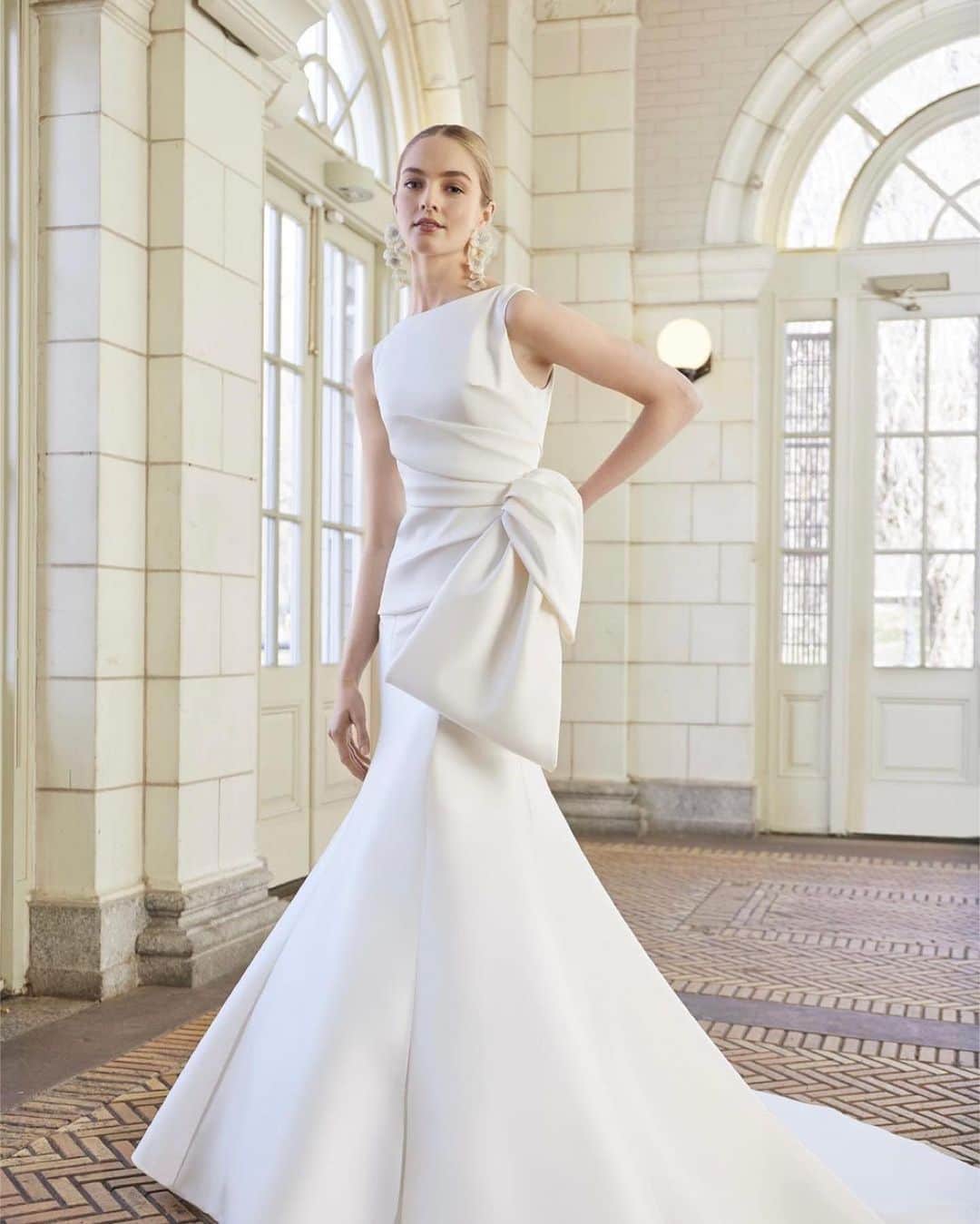 NOVARESE Dress Officialのインスタグラム：「⁡ タイムレスでエレガントなドレスは、Sareh Nouriのコレクションから お問い合わせ、試着予約はお近くのノバレーゼまで ⁡ Dress: Stars Align (Sareh Nouri) @sarehnouri @novaresewedding  ⁡ Repost from @sarehnouri • The 'Stars Align' for this timelessly elegant fit-and-flare gown with an oversized side bow for a touch of drama.  ⁡ Dress: @sarehnouri  Photography: @manizarrin  MUA: @magdas_designs Hair: @stylezbyana_ Accessories: @erinrhyne Floral: @lauraclaredesign  ⁡ #ノバレーゼウエディング #ノバレーゼ #ノバレーゼドレス #プレ花嫁 #東京花嫁 #関西花嫁 #名古屋花嫁 #広島花嫁 #福岡花嫁 #ウエディングドレス #ノバレーゼ花嫁 #novaresewedding #novarese #sarehnouri」