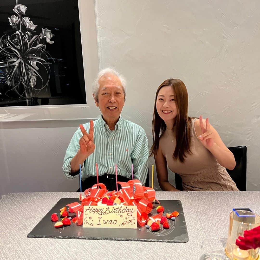 山下莉奈さんのインスタグラム写真 - (山下莉奈Instagram)「先日祖父の93歳のお誕生日でした🎂 無事にお誕生日を迎えられて嬉しい日✨  仕事を何が何でも終わらせて急いで参加！！ お誕生日おめでとう🎉と言ってもピンときてなかったけど、ケーキを見たらやっと納得したらしく満面の笑み☺️✌️よかった。  元気に一緒に外でお食事できるなんてこの上ないしあわせ。今年もお祝いさせてくれてありがとう。 長生きしてね👴🏻」8月27日 16時24分 - rinayamashita