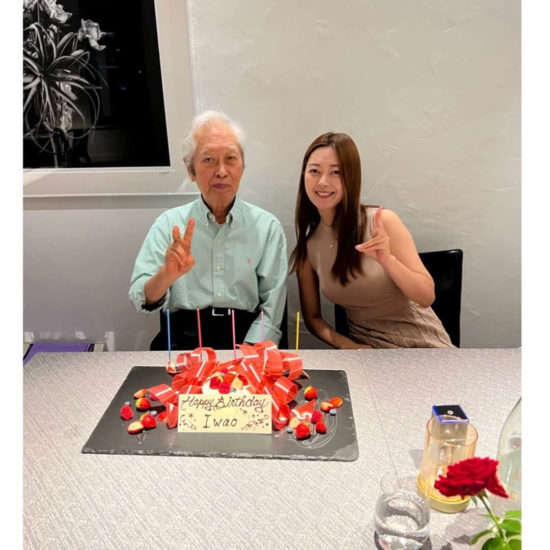 山下莉奈のインスタグラム：「先日祖父の93歳のお誕生日でした🎂 無事にお誕生日を迎えられて嬉しい日✨  仕事を何が何でも終わらせて急いで参加！！ お誕生日おめでとう🎉と言ってもピンときてなかったけど、ケーキを見たらやっと納得したらしく満面の笑み☺️✌️よかった。  元気に一緒に外でお食事できるなんてこの上ないしあわせ。今年もお祝いさせてくれてありがとう。 長生きしてね👴🏻」