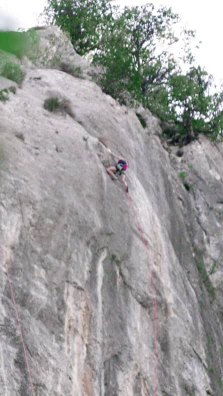 ローラ・ロゴラのインスタグラム：「The moment when you clip the chain of your first 8c onsight😀 . Coming back home from 3 fantastic days in picos de europa with @team_edelrid, I met new people🤝, unsuccessfully tried new sports 🏄‍♀️ and climbed some cool routes 🧗‍♀️ thanks guys for the great experience  . Ajo crudo 8c os ✅ Los lunnis 8b+ os ✅ . 📹 @dominicschneiderios  . #climbing_pictures_of_instagram #picoftheday #loveclimbing #climbforlife #escalade #escalada #grimper #klettern #montura #wildclimb  #italy #rome #bomber #instagood #instalike  #instagram   @montura_official @wildclimb @fiammeoromoena @dao_sport @visittrentino @team_edelrid @monkey.hands」