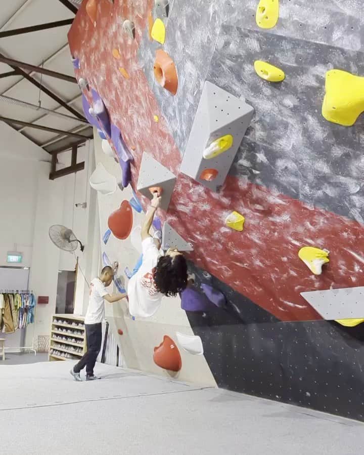 ハキム・カスバンのインスタグラム：「Some climbs from Ignite ‘23 Elite Qualis @lighthouse.climbing⁣⁣ ⁣⁣ First competition(s) back since my achilles tendon rupture and I made (two) finals!⁣⁣ ⁣⁣ Even though competitions stopped being a priority for me at the end of 2019, I always knew deep within me after that horrific injury last year I needed to prove to myself that I can get back to my best.⁣⁣ ⁣⁣ This one means a lot.⁣⁣ ⁣⁣ Thank you for the videos @lynettegohtan⁣⁣ ⁣⁣ Pre/Intra-climb fuel: @tailwindnutritionsg⁣⁣ ⁣⁣ @boruda.sg⁣⁣ @heavy.japan⁣⁣⁣⁣ @reddotrunningco⁣⁣ ⁣⁣ #climbing #bouldering #heavyjapan #tenayaclimbing #borudasg #teamrdrc #rdrcsg #gotailwindsg #allyouneedallday ⁣⁣」