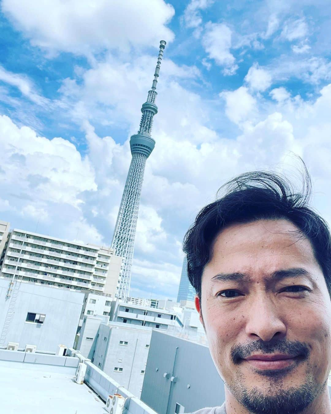 前川泰之さんのインスタグラム写真 - (前川泰之Instagram)「稽古場での稽古は今日が最後でした。 この景色ともお別れ。  さて、いよいよ次は新橋演舞場での稽古だ！！ 本当に素敵な作品になりそうです😌  皆さん是非劇場に足を運んでくださいね！  #出演情報　#ふるあめりかに袖はぬらさじ #東京スカイツリー」8月27日 16時36分 - maekawa_yasuyuki_official