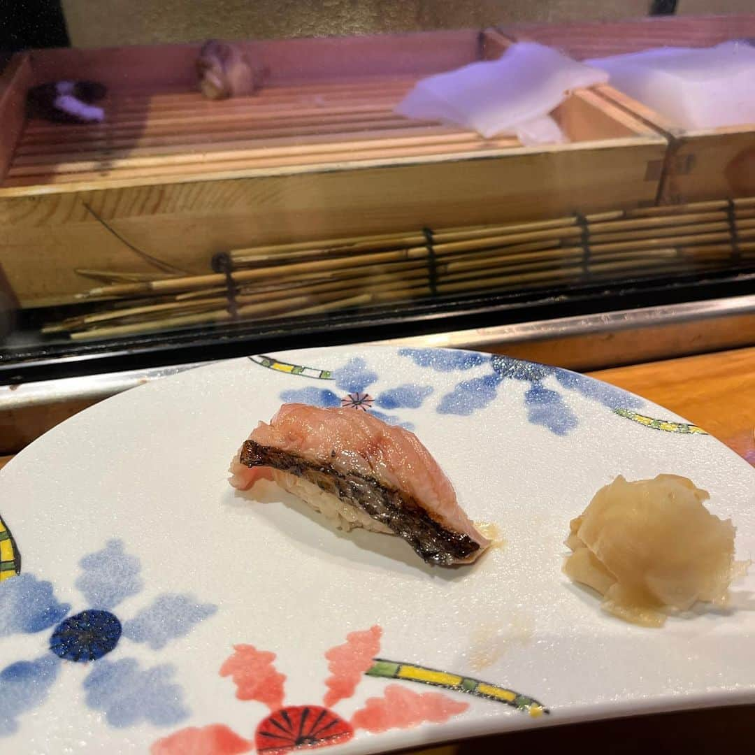 竹内えりかのインスタグラム：「沖縄産の魚たくさんでてきた！美味すぎた🥺🥺 . #たえり鮨グラム」