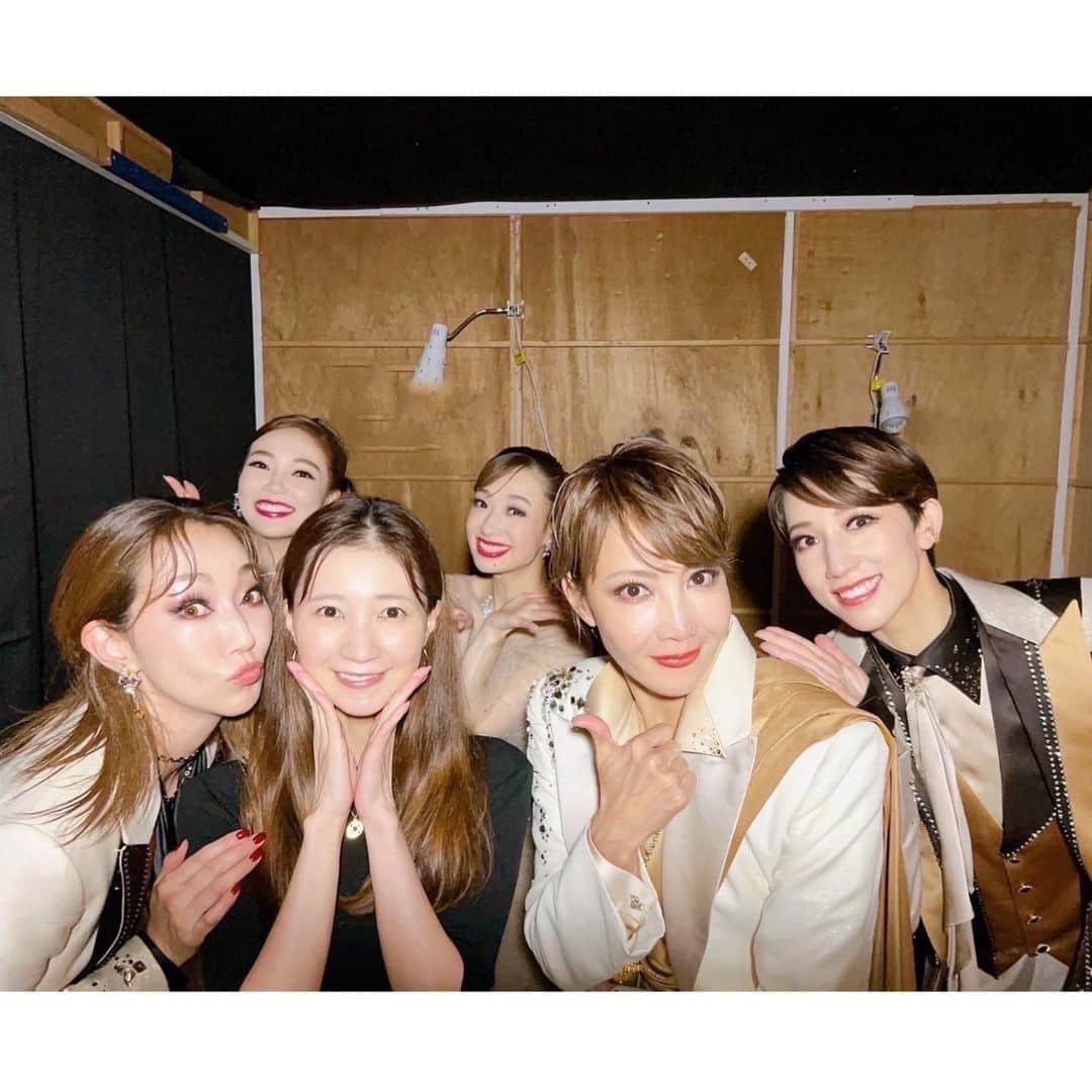 柚希礼音さんのインスタグラム写真 - (柚希礼音Instagram)「. 本当に幸せな時間を 頂きました😭❤️ . このタイミングだからこそ 一緒に出来た かけがえのない 仲間😊😊😊 . 心の底から ありがとう😭❤️❤️❤️  . また それぞれの道を 歩みながら また 集まれる日を夢見てます😊  . 今回のディナーショーで 初舞台から 振り返り . 今の私が いるのは 沢山の 先生方や スタッフの方々や 上級生や 同期や 下級生や 出会った全ての方の お教えや思いが 沢山あって。 . 今の私が 立たせて頂いていると。 . 改めて 本当にそうだなぁと。 走馬灯のように めぐってます😊😊😊  . 振り返ることができて また宝物を抱えて 歩んで行くことができます❤️ . そして ずーっと 見守り 応援してくださる ファンの皆様🙂🙂 との絆も再確認し🐥 幸せ沢山頂きました❤️ ありがとうございました‼️  . #REONMUSTGOON #レオンマストゴーオン #れおんますとごーおん #紅ゆずる　ちゃん #真風涼帆　ちゃん #音波みのり　ちゃん #夢妃杏瑠　ちゃん #ありがとう #ほんまに #夢咲ねね　ちゃんも きてくれて嬉しい #柚希礼音」8月27日 16時41分 - reonyuzuki_official