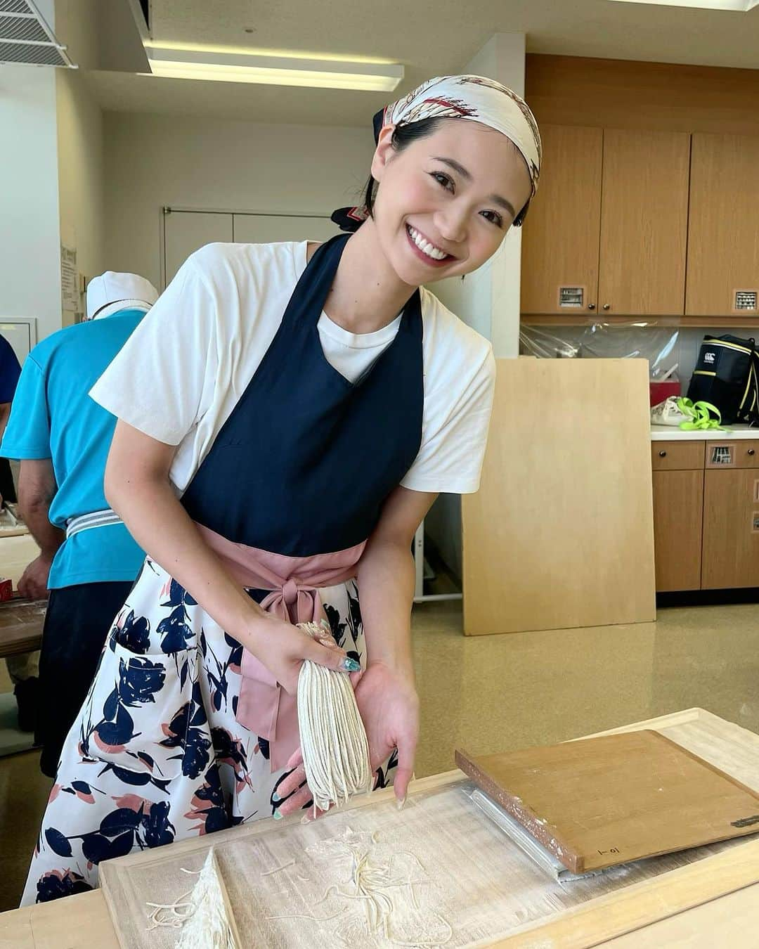 緑川静香のインスタグラム：「実は私… ⁡ ⁡ 蕎麦打ちやってます✨✨✨ ⁡ 日本酒とお蕎麦には深い関係があります。 相性も抜群❤️ ⁡ まずは初段目指して楽しみながらやっております😌💪 ⁡ 自分の打った蕎麦で日本酒を飲むという粋な飲み方が最近の幸せです。笑 ⁡ 目指せ蕎麦女優！！✨  #蕎麦打ち #蕎麦打ち女子」