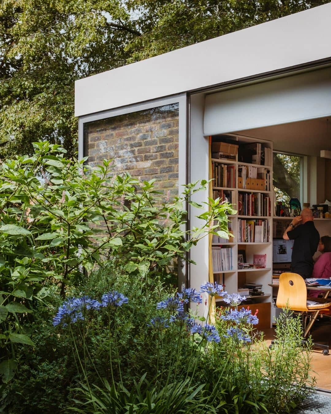 The Modern Houseさんのインスタグラム写真 - (The Modern HouseInstagram)「“I never thought I’d live in a bungalow, nor in this part of London,” says interiors consultant Sarah Shepherd. “But as soon as I saw this place, I was all in.”  It’s been nearly 20 years since she and her husband, Angus, a director at @powelltuckassociates, bought in their 1960s single-storey home in Dulwich, south-east London. Back then, “it needed a whole number,” says the architect He added full-height windows, sliding doors and introduced a basement, while Sarah decorated the space with her bright belongings and textiles.  Today the home that was once completely off the couple’s radar, perfectly personifies them both. “It reflects who I am as an architectural designer,” says Angus. But it also showcases Sarah’s eye for colour: “I’m very confident with it,” she adds.  Head to the link in our bio to read the full story.」8月27日 16時55分 - themodernhouse