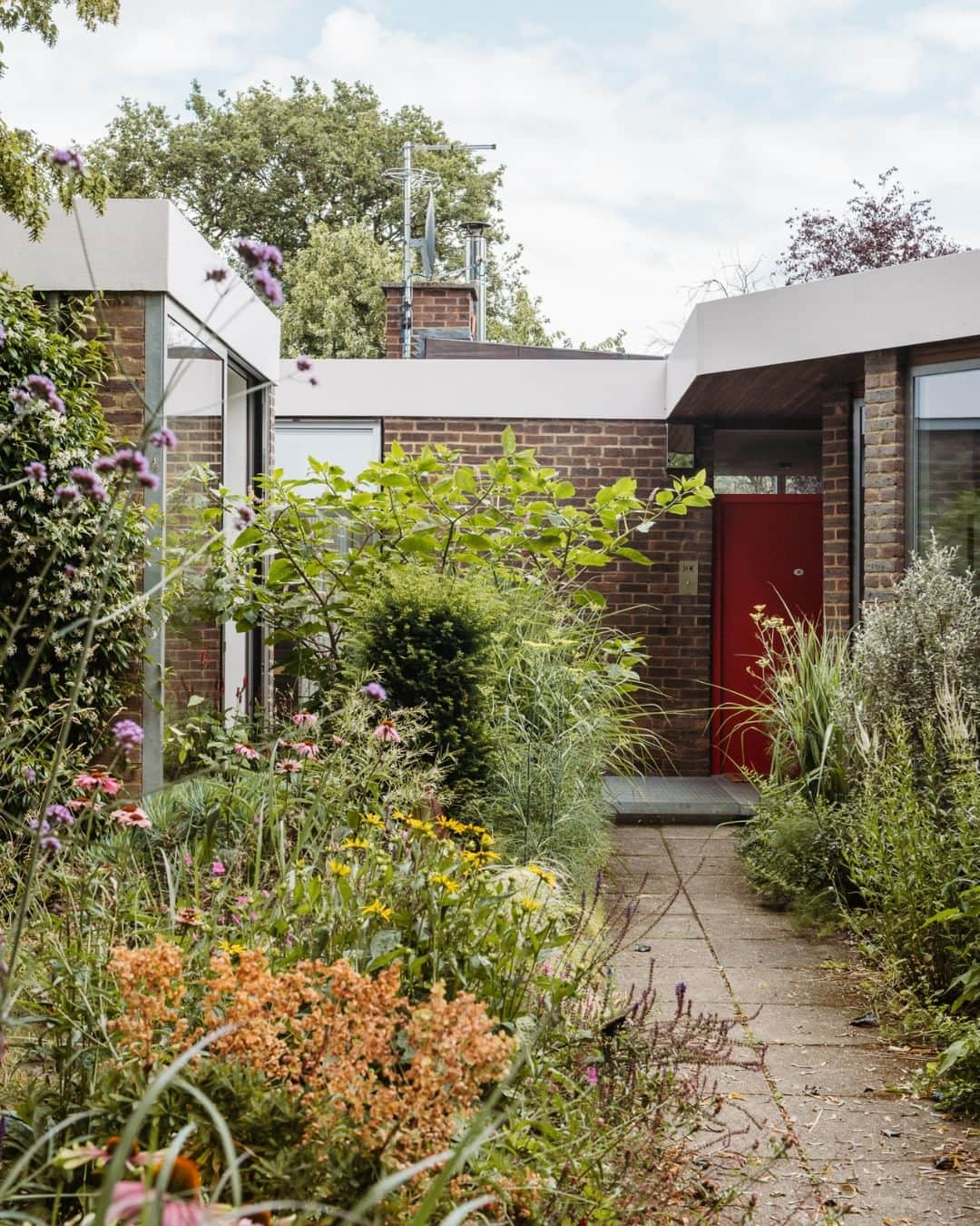 The Modern Houseさんのインスタグラム写真 - (The Modern HouseInstagram)「“I never thought I’d live in a bungalow, nor in this part of London,” says interiors consultant Sarah Shepherd. “But as soon as I saw this place, I was all in.”  It’s been nearly 20 years since she and her husband, Angus, a director at @powelltuckassociates, bought in their 1960s single-storey home in Dulwich, south-east London. Back then, “it needed a whole number,” says the architect He added full-height windows, sliding doors and introduced a basement, while Sarah decorated the space with her bright belongings and textiles.  Today the home that was once completely off the couple’s radar, perfectly personifies them both. “It reflects who I am as an architectural designer,” says Angus. But it also showcases Sarah’s eye for colour: “I’m very confident with it,” she adds.  Head to the link in our bio to read the full story.」8月27日 16時55分 - themodernhouse