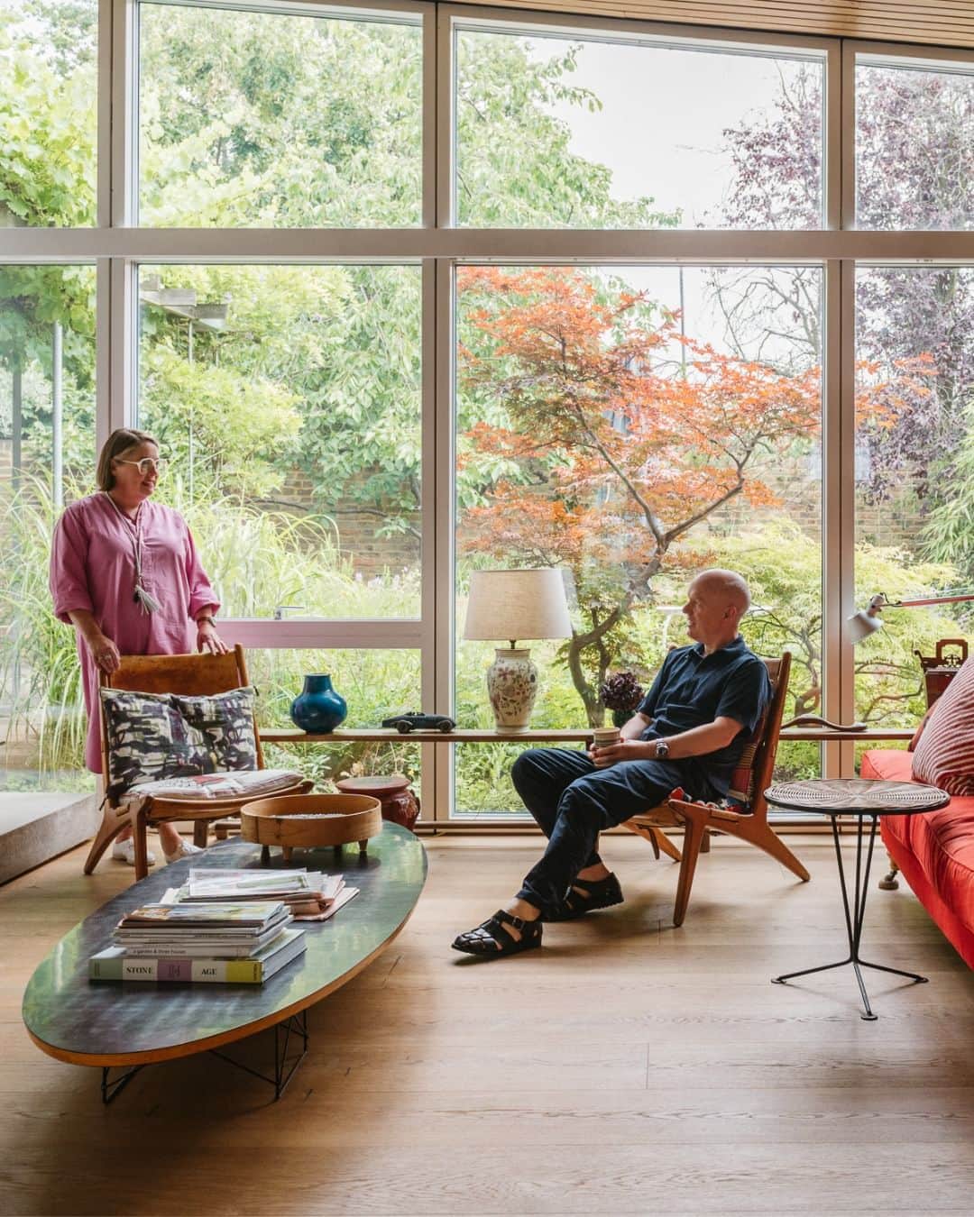 The Modern Houseさんのインスタグラム写真 - (The Modern HouseInstagram)「“I never thought I’d live in a bungalow, nor in this part of London,” says interiors consultant Sarah Shepherd. “But as soon as I saw this place, I was all in.”  It’s been nearly 20 years since she and her husband, Angus, a director at @powelltuckassociates, bought in their 1960s single-storey home in Dulwich, south-east London. Back then, “it needed a whole number,” says the architect He added full-height windows, sliding doors and introduced a basement, while Sarah decorated the space with her bright belongings and textiles.  Today the home that was once completely off the couple’s radar, perfectly personifies them both. “It reflects who I am as an architectural designer,” says Angus. But it also showcases Sarah’s eye for colour: “I’m very confident with it,” she adds.  Head to the link in our bio to read the full story.」8月27日 16時55分 - themodernhouse