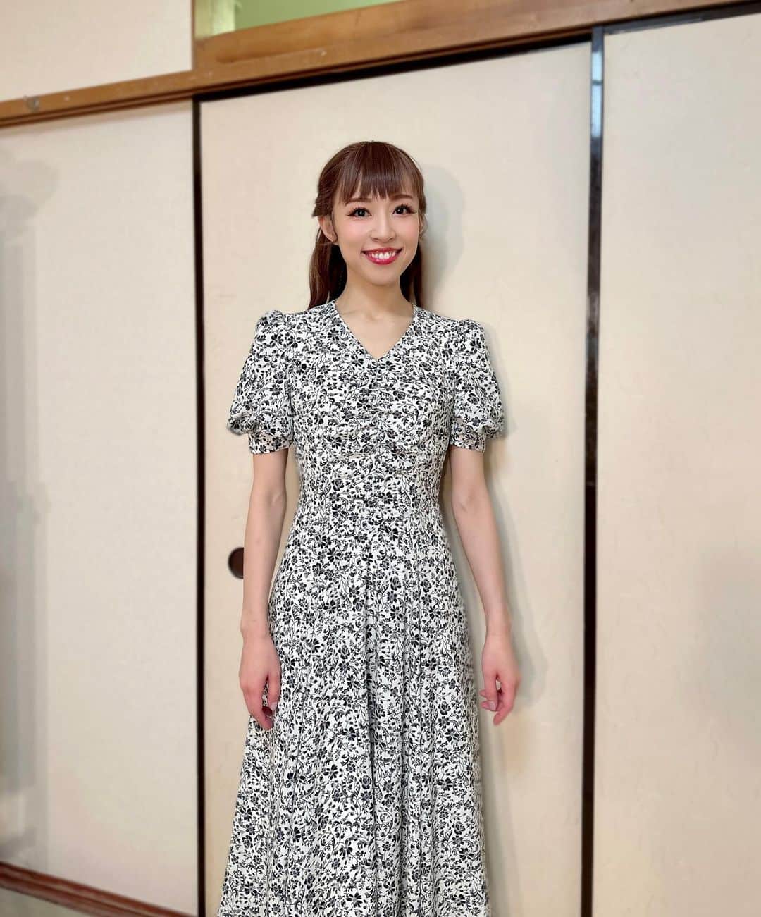 愛加あゆのインスタグラム：「東京千秋楽！！ ご観劇、応援して下さった皆様、ありがとうございました💓 連日、笑顔溢れる公演で幸せでした✨  初の新橋演舞場。 伝統ある劇場なので珍しく楽屋のエレベーターがない！！ とはじめは驚いていましたが 笑 今はこのふすまと畳の楽屋に愛着が沸いています☺️ またいつか戻ってくるぜ！新橋演舞場よ！！  次は名古屋の御園座です✨ こちらはかつて行くはずだったのにコロナが蔓延し、 公演自体が中止。いまだに行った事のない劇場でしたが、 ついに参ります✨  引き続き、『ビートルジュース』よろしくお願いします🩷  #ミュージカル #ビートルジュース #beetlejuce  #新橋演舞場　 #千秋楽 #バーバラ役　 #こちら2幕の衣裳 #着替えてもあんまり変わらないよ😂 #愛加あゆ」