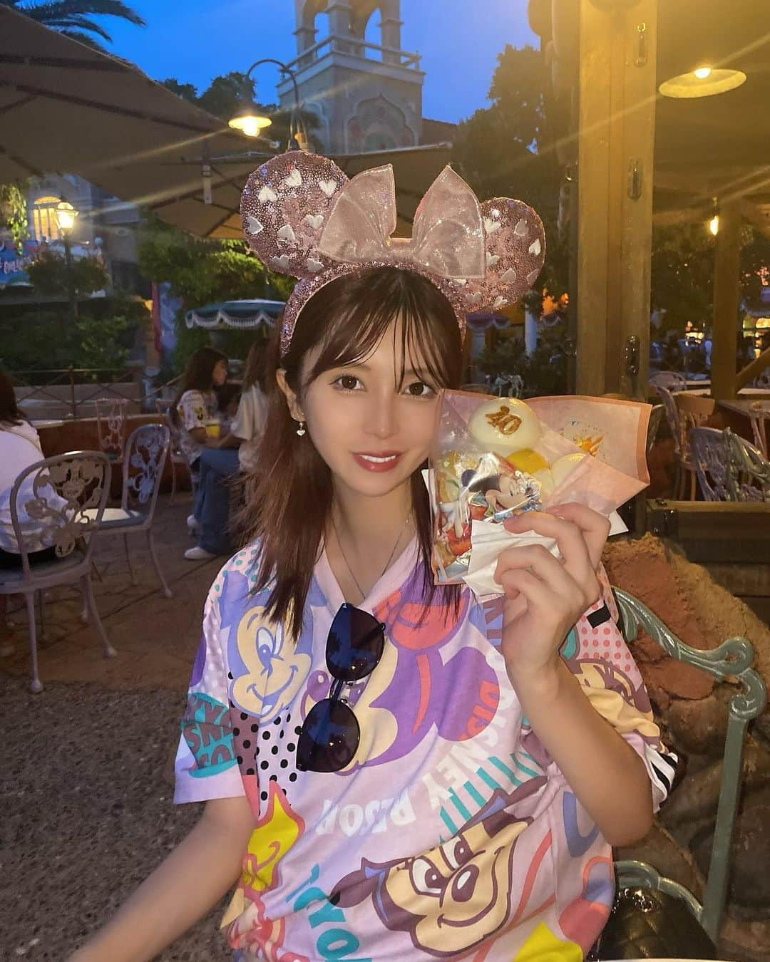 あさにゃん（川北愛紗奈）のインスタグラム：「🐭🌈💖 ⁡ ディズニーの時のピン写真📸🤟🏻🎈 ⁡ この日、カラコン外しちゃった後に ディズニー行こう！ってなったから 顔面不完全なのかなしい(>︿<｡)💦 カラコンないと顔がきつくなる...😨 ⁡ 出産2日前😂😂 ⁡ #ディズニーランド #ディズニーコーデ #ディズニーグルメ #disney #disneyland #disneylife #臨月妊婦 #予定日超過 #2人目妊娠中 #第二子妊娠中 #令和5年ベビー #マタニティライフ」