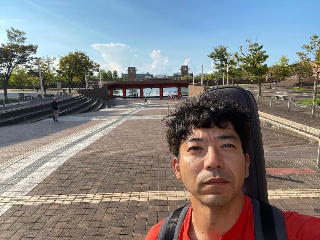 森慎太郎さんのインスタグラム写真 - (森慎太郎Instagram)「新幹線まで1時間あるからって、ギター担いでうろうろするのは無謀でした。世界一美しいスタバに着いた頃にはヘトヘトでした。 でも、歩いてみると富山は素敵な街でした。 次はギターを預けて歩こう #富山」8月27日 17時03分 - doburockmorishintaro