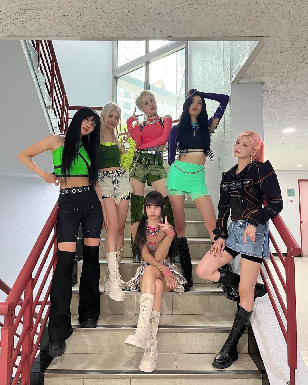 EVERGLOWのインスタグラム：「[📸EVERGLOW]  23.08.27 #인기가요  신이 엡글이들 만들 때 실수하셨나 봐요🤦‍♂️  무대 외모 모든 부분에서 넘 완벽하잖아요✨️ 영화 주인공이라고 해도 설정 과다예요🥹💜  Slay Slay We born to break the rules 🖤  #EVERGLOW #에버글로우 #ALL_MY_GIRLS #SLAY #이유 #시현 #미아 #온다 #아샤 #이런」