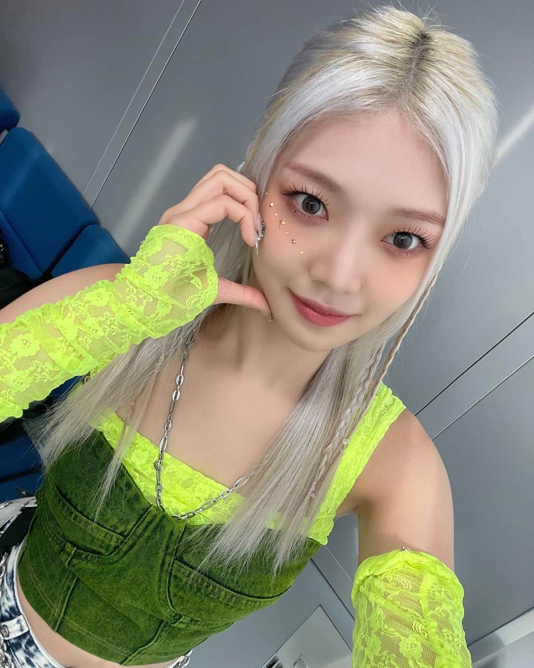 EVERGLOWのインスタグラム：「[📸Today EVERGLOW]  23.08.27 #인기가요  오늘의 에버글로우💜  #EVERGLOW #에버글로우 #ALL_MY_GIRLS #SLAY #이유 #시현 #미아 #온다 #아샤 #이런」