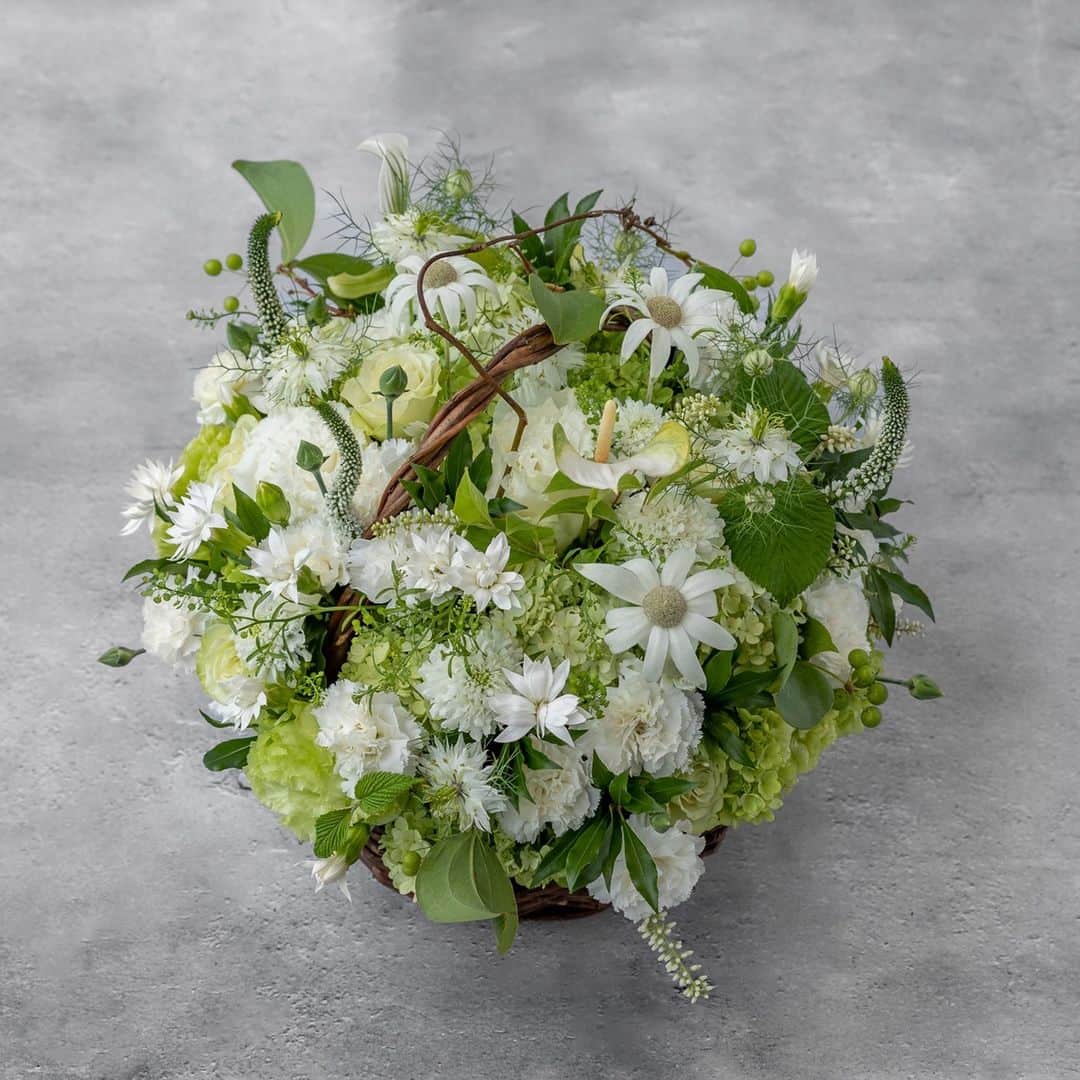 ニコライ・バーグマン・フラワーズ＆デザインのインスタグラム：「💚🤍 it’s been a busy week setting up for the Flower & Garden Festival at Tivoli Gardens in Copenhagen. 🇩🇰💐  Make sure to come by if you’re in the area! Follow @nicolaibergmann_dk for more updates.  . . . . . #nicolaibergmann #flowerdesign #ニコライバーグマン #フラワーデザイン #니콜라이버그만 #꽃다발 #букетцветов #ramosdeflores #blumenstrauß」