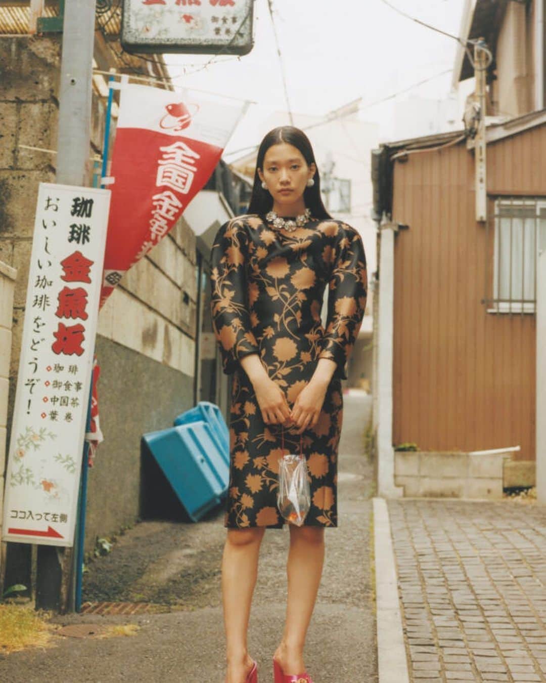 Numero TOKYOさんのインスタグラム写真 - (Numero TOKYOInstagram)「ファッションストーリー「東京ノスタルジー」  東京に初来日したフォトグラファーのイナ・レキウィックが写したのは、かつて多くの文豪にも愛された上野・谷根千エリア。古き良き街並みにも映える、2023年秋冬コレクションのさまざまなカラー＆パターンのルックとワンポイントとなるアクセサリーをチェックして。  Photos by ina lekiewicz Hair：Waka Adachi at eight peace Makeup：Takenaka Model：Io at Tomorrow Tokyo Fashion Editor：midori at W Location Support：Ryokan Homeikan  #numerotokyo #numerotokyo169 #magazine #mode #fashion #art #culture #beauty #lifestyle #people #photo #tokyo」8月27日 21時00分 - numerotokyo