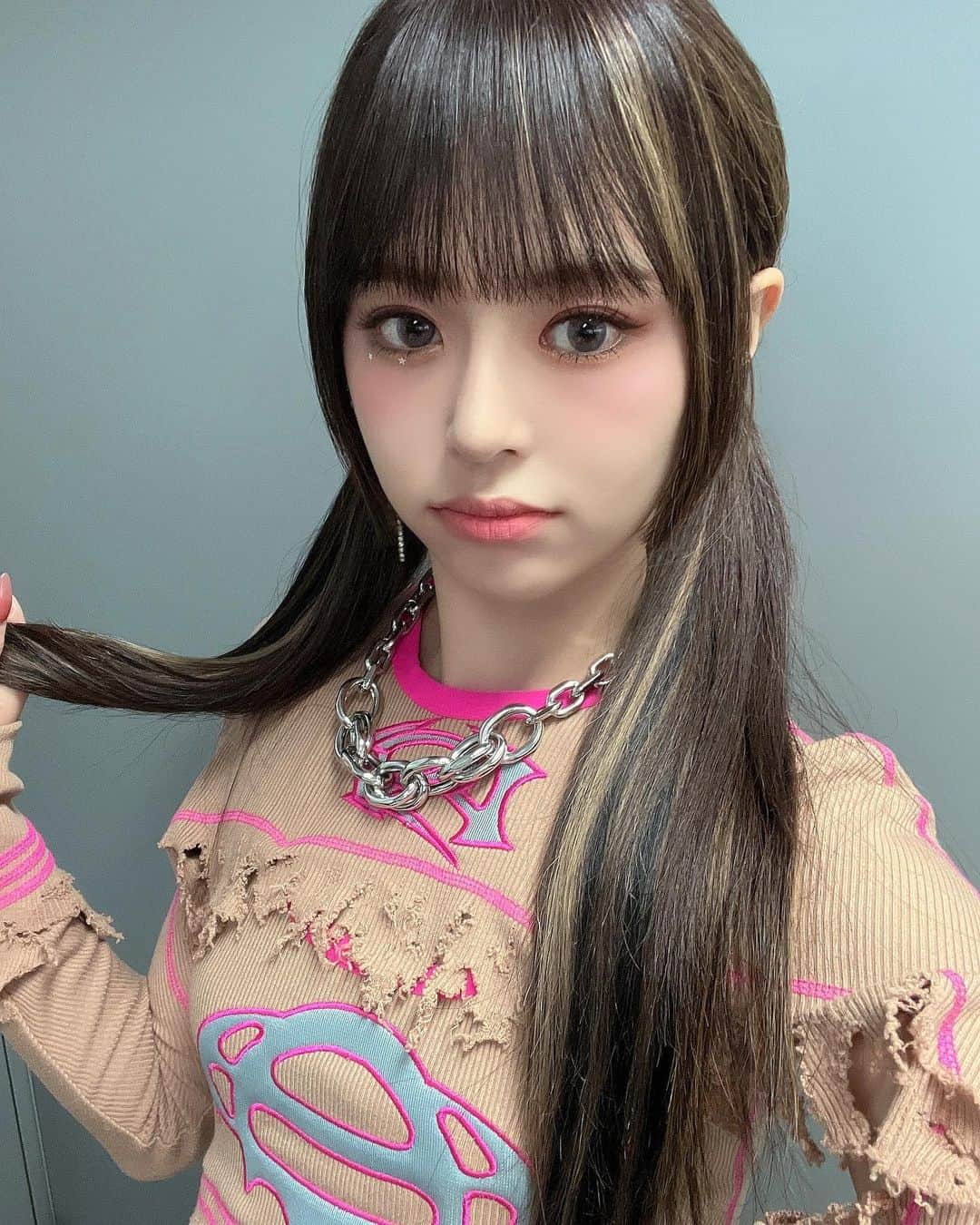 EVERGLOWのインスタグラム：「[📸Today EVERGLOW]  23.08.27 #인기가요  오늘의 에버글로우💜  #EVERGLOW #에버글로우 #ALL_MY_GIRLS #SLAY #이유 #시현 #미아 #온다 #아샤 #이런」