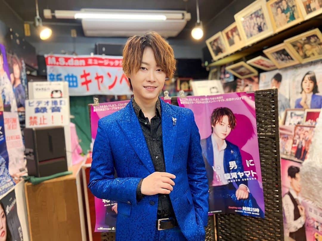 はやぶさのインスタグラム：「昨日の『ミュージックショップ ダン』さんでのキャンペーン、そして本日の『ユアエルム八千代台』さんでのキャンペーン共に、CD『完売』となりました！ たくさんの温かい応援、本当に有難うございます！ あとはランキング発表を待つのみ！ ・・・あと、衣装の胸元のブローチと全く同じ物を付けて下さってる方がいらっしゃって嬉しいです！時間をかけて選んで良かったです。お揃いを楽しみましょう！笑  【EN】  Both yesterday's campaign at "Music Shop Dan" and today's campaign at "Your Elm Yachiyodai" were sold out!  Thank you very much for your support!  Now we just have to wait for the ranking announcement!  I'm also happy to see that someone is wearing the exact same brooch as the one that I have!   I'm glad I took the time to choose it.   Let's enjoy matching! LOL!  #はやぶさ #ヒカル #ヤマト #大滝ひかる #駿河ヤマト #イベント #一日一枚  #写真  #hayabusa #hikaru #yamato #event  #picstory  #picstagram #photooftheday  #photogram  #hayabusadiary  #はやぶさの日記  #fotohariini」