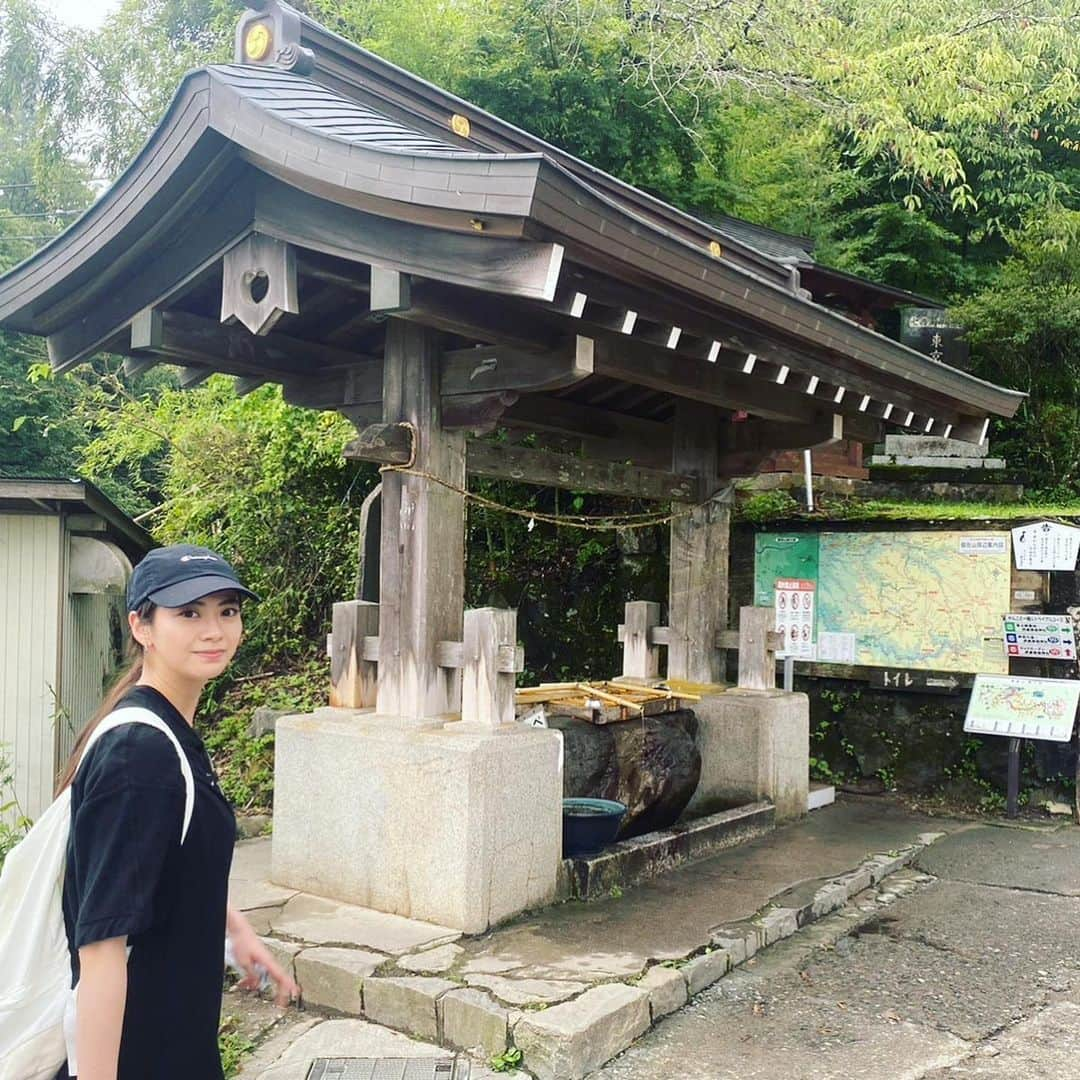 山下リオのインスタグラム：「プチトリップご紹介  何故か朝まで一睡もできず出発  ①神社。久々のお出かけで嬉しそう ②髪ボッサで眠いけど楽しそう ③友人揃って凶。地獄みたいな言葉たち。神官の方に励まされる ④まだポジティブそう。登山開始 ⑤滝のような雨に打たれる。山頂目前に断念。しんど過ぎて笑いが止まらなくなる ⑤多分川で泳いだ人。顔が一気に老け込む ⑥お風呂に入って少し復活。朝から何も食べていなかった食欲と睡眠欲の狭間で戦う ⑦疲れすぎて、今度は笑えなくなる ⑧調理されてもなお釣られ続ける姿に心がざわつきつつも、美味し過ぎたヤマメ ⑨旅を締めくくる美味し過ぎた蕎麦。 全てこのお蕎麦を美味しくいただくための前フリだったんだと、幸せな気持ちにしてくれる  帰り道は、睡魔を吹き飛ばすために、EDMをかけてパリピになりました。 そして、次の日無事に風邪を引きました。😊  以上！  #御岳山 #武蔵御嶽神社」