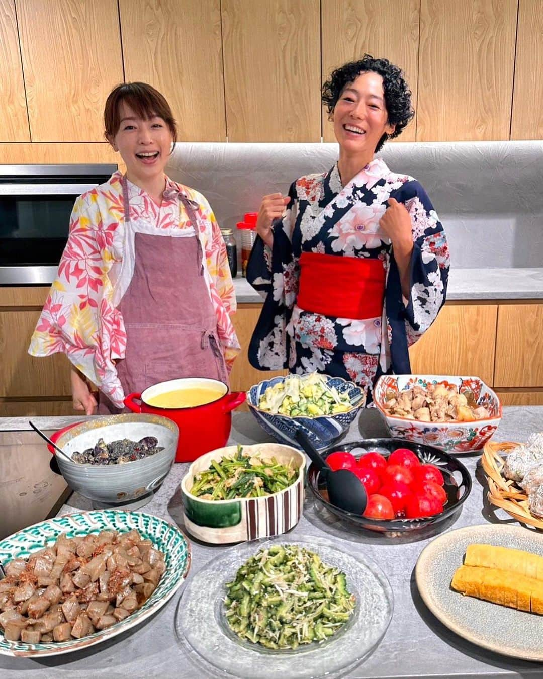 赤坂沙世のインスタグラム：「浴衣で夕涼み👘おばんざい屋さん🎐  みほりんとずっとイメージしていた事が実現出来た日でした✨ 開始時間になるまでドタバタ物語だったけど、ひとしさん、デイビッドの頼もしいお助けのおかげでやり遂げる事が出来ました🔅 本当に良いチームだったなぁ、ありがとうございました☺️💓」