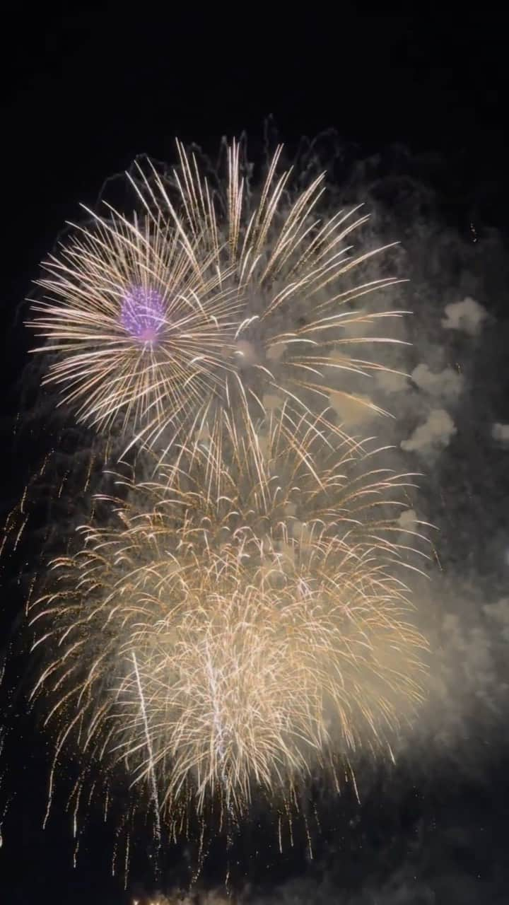 村上奈菜のインスタグラム：「砂浜に座りながら見れた 夏の思い出🎆☺️♡」