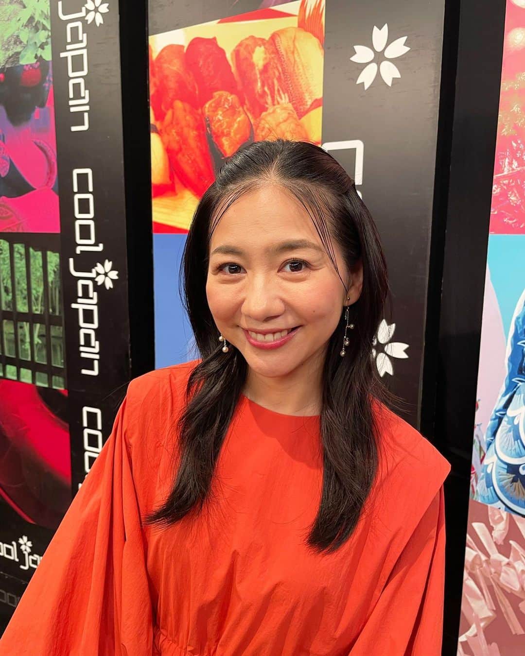関根麻里さんのインスタグラム写真 - (関根麻里Instagram)「外国人観光客に人気の体験型消費を特集しました！ Check out the new episode about the popular Japanese experiences among the tourists from overseas!  #COOLJAPAN  〜発掘!かっこいいニッポン〜 外国人の視点で日本文化の魅力を再発見！  「#コト消費」 #IntangibleExperiencialConsumption  #NHK #BS1 8月27日(日)午後6:00〜6:45 8月28日(月)午後5:00〜5:45 9月1日(金)午後4:00〜4:45  dress @verofonna earrings @ambrose__official」8月27日 17時06分 - marisekine