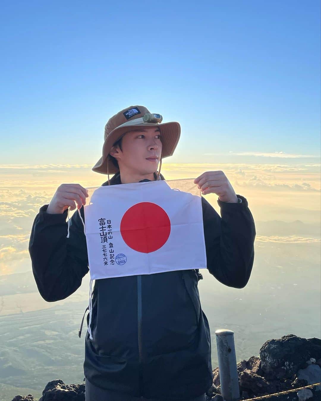榿澤涼太さんのインスタグラム写真 - (榿澤涼太Instagram)「.  日本一の山【富士山】登頂🗻  人生でやりたかったことがまた一つ叶いました。  想像してたより登り道急なところが多かったり、 途中スコールがきて大豪雨＋雷で一時はどうなることかと思ったけど（笑）、なんとか登り切れました。  ご来光みたときはとても感動。 何ともいえない気持ちに。  こういう体験をこれからももっと増やしていきたいです^ ^  みなさんは富士山登ったことありますか？？  #富士山 #ご来光」8月27日 17時10分 - hannokizawadesu