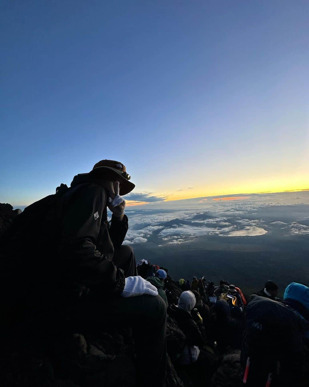 榿澤涼太さんのインスタグラム写真 - (榿澤涼太Instagram)「.  日本一の山【富士山】登頂🗻  人生でやりたかったことがまた一つ叶いました。  想像してたより登り道急なところが多かったり、 途中スコールがきて大豪雨＋雷で一時はどうなることかと思ったけど（笑）、なんとか登り切れました。  ご来光みたときはとても感動。 何ともいえない気持ちに。  こういう体験をこれからももっと増やしていきたいです^ ^  みなさんは富士山登ったことありますか？？  #富士山 #ご来光」8月27日 17時10分 - hannokizawadesu