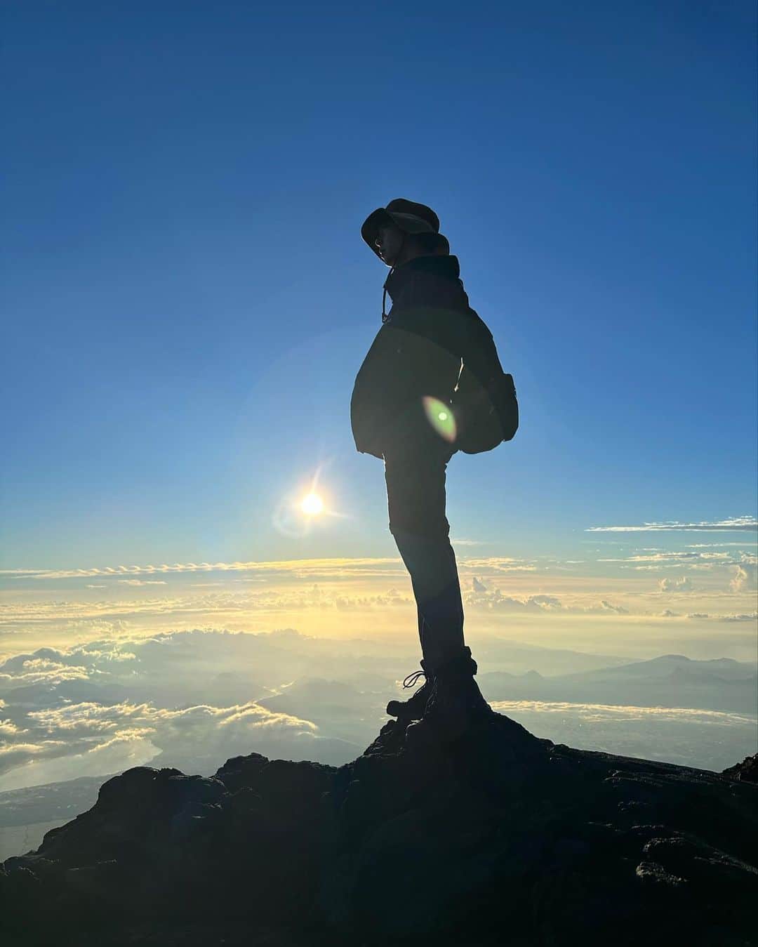 榿澤涼太さんのインスタグラム写真 - (榿澤涼太Instagram)「.  日本一の山【富士山】登頂🗻  人生でやりたかったことがまた一つ叶いました。  想像してたより登り道急なところが多かったり、 途中スコールがきて大豪雨＋雷で一時はどうなることかと思ったけど（笑）、なんとか登り切れました。  ご来光みたときはとても感動。 何ともいえない気持ちに。  こういう体験をこれからももっと増やしていきたいです^ ^  みなさんは富士山登ったことありますか？？  #富士山 #ご来光」8月27日 17時10分 - hannokizawadesu