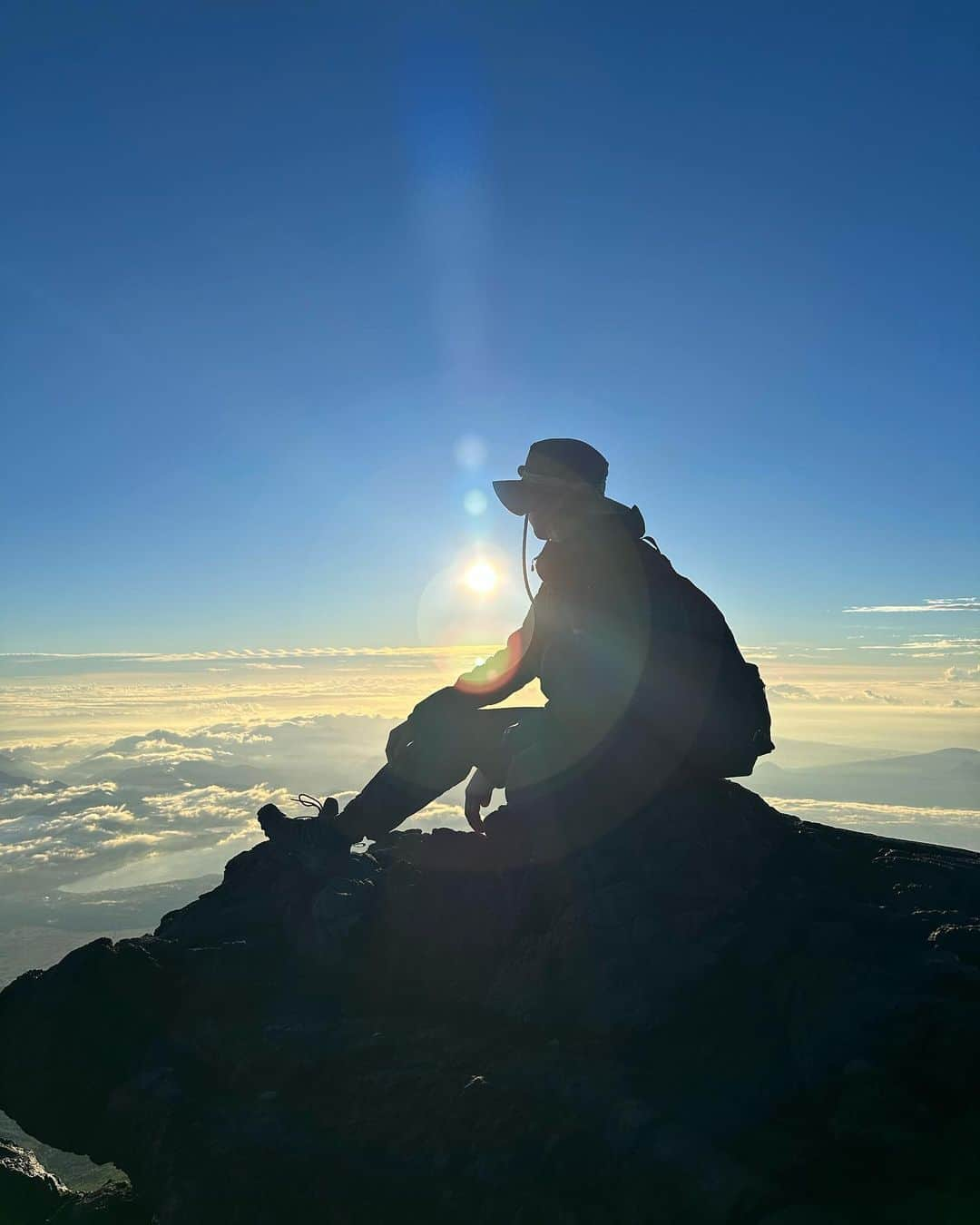 榿澤涼太のインスタグラム：「.  日本一の山【富士山】登頂🗻  人生でやりたかったことがまた一つ叶いました。  想像してたより登り道急なところが多かったり、 途中スコールがきて大豪雨＋雷で一時はどうなることかと思ったけど（笑）、なんとか登り切れました。  ご来光みたときはとても感動。 何ともいえない気持ちに。  こういう体験をこれからももっと増やしていきたいです^ ^  みなさんは富士山登ったことありますか？？  #富士山 #ご来光」