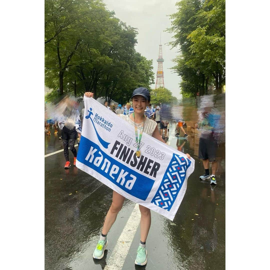 舘谷春香さんのインスタグラム写真 - (舘谷春香Instagram)「北海道マラソン完走しました！ とにかく過酷だった！ 前半10キロは暑すぎるし後半は雷雨だし…！ 何度もリタイアしようか悩みましたがなんとか走り切ってゴールしてしばらく号泣しました🥲 私、これが人生初マラソンだったらもう一生走らないって思うかもってくらい辛かったです😂でも結果走り切れてよかった！良い思い出！  明日のまいどスポーツでまたご報告しますね💓  1ヶ月禁酒したので今日は飲むぞおおお🔥  北海道マラソン走ったみなさま！ 本当に本当にお疲れ様でした！ 今日は本当に褒めてあげましょう🕊  #北海道マラソン #北海道マラソン2023 #finished #marathon #マラソン #ランニング #ランニング女子 #runner #running #runstagram #マラソン女子 #北海道 #札幌 #finisher #完走 #hokkaido #hokkaidotrip」8月27日 17時21分 - tty0250hrk