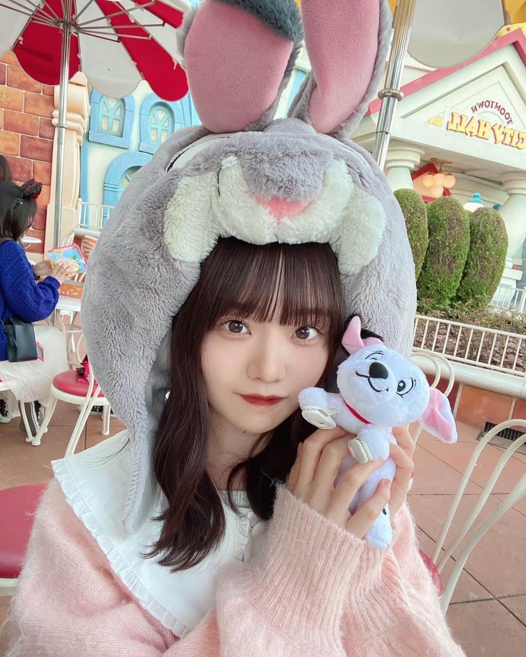 こねねこのインスタグラム：「フォロワーさん6万人ありがとうございます  顔出しも再開したということで、過去イチ盛れてる写真と共に改めて自己紹介させてくださせて頂きます(^-^)  いまボブだから全然雰囲気違うけどね  (ストーリーで背景画像欲しいってdmしてくれた人これで保存してください！)  身長146cm、低身長でも着れるお洋服を作ってZOZOTOWNで販売しています  今月末8/31にデニムカーゴパンツの販売もあります(写真4枚目)5枚目はブラウス！  どちらも @inter_factory ZOZOTOWNにてgetできます🐶  カーゴデニムは今日の夜ストーリーにて詳細とQ&A出すので絶対見てくれー！！！！  #低身長コーデ #ディズニー #ディズニーコーデ #02 #カーディガンコーデ #カーゴパンツ #ブラウスコーデ」