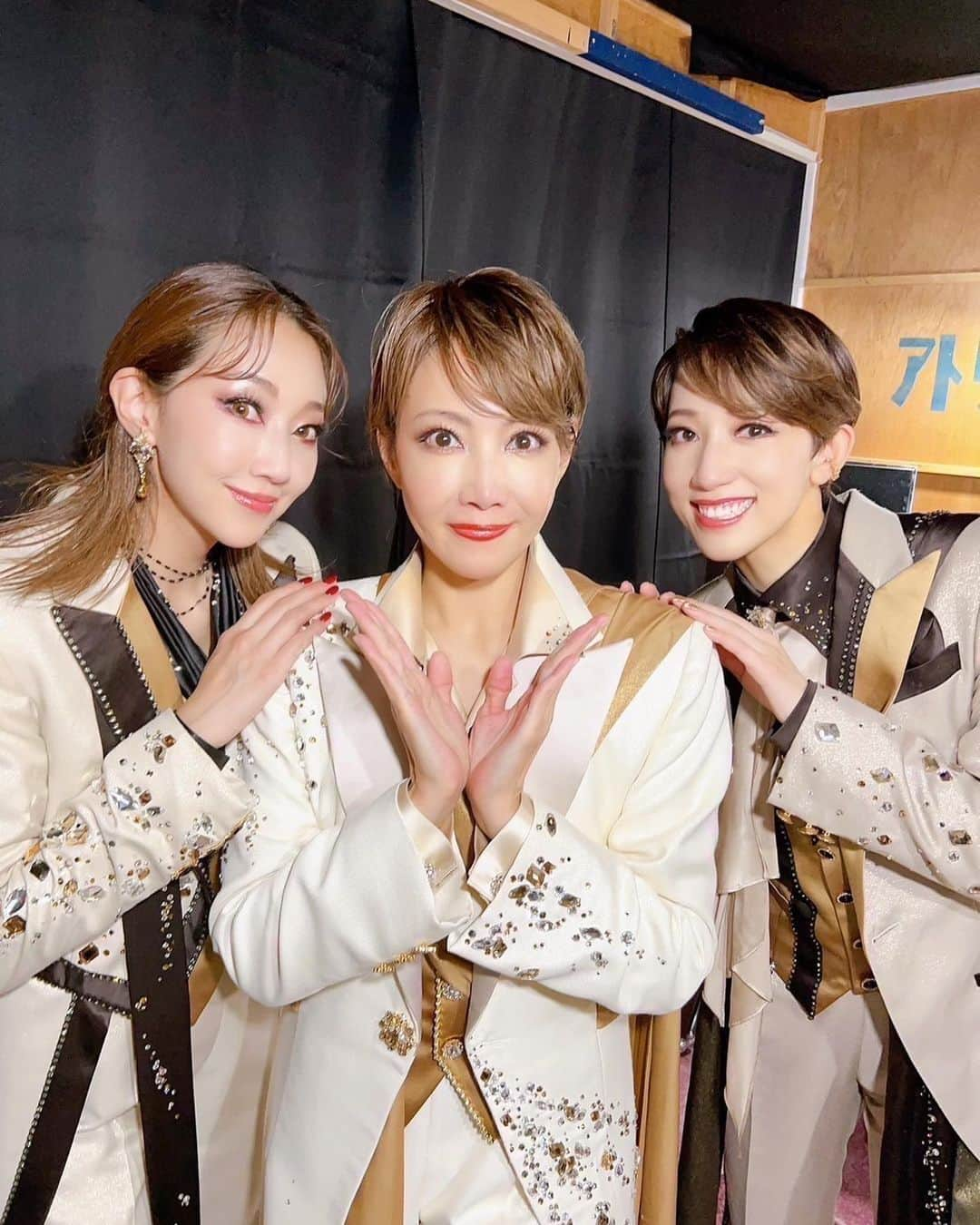 紅ゆずるのインスタグラム：「.  #最高やん  cast #柚希礼音　にゃん #真風涼帆　ぽん #音波みのり　ちょん #夢妃杏瑠　ちん  theatergoers #夢咲ねね　ぴょん  Contributor #紅ゆずる　  本当に素晴らしい日々でした。  ゲストとして、お呼び頂けて 本当に感謝しております😭✨  時は経っても、色々な状況が変わっても 変わらないものが ここにはあったと改めて感じる。  こういうのを一生の付き合いと言うのだろうと確信した。  本当にありがとうございました✨  余談ですが。。  写真のサイズ変更がわからず、 なんだか変なことになっていますが、お許しあれ。。」