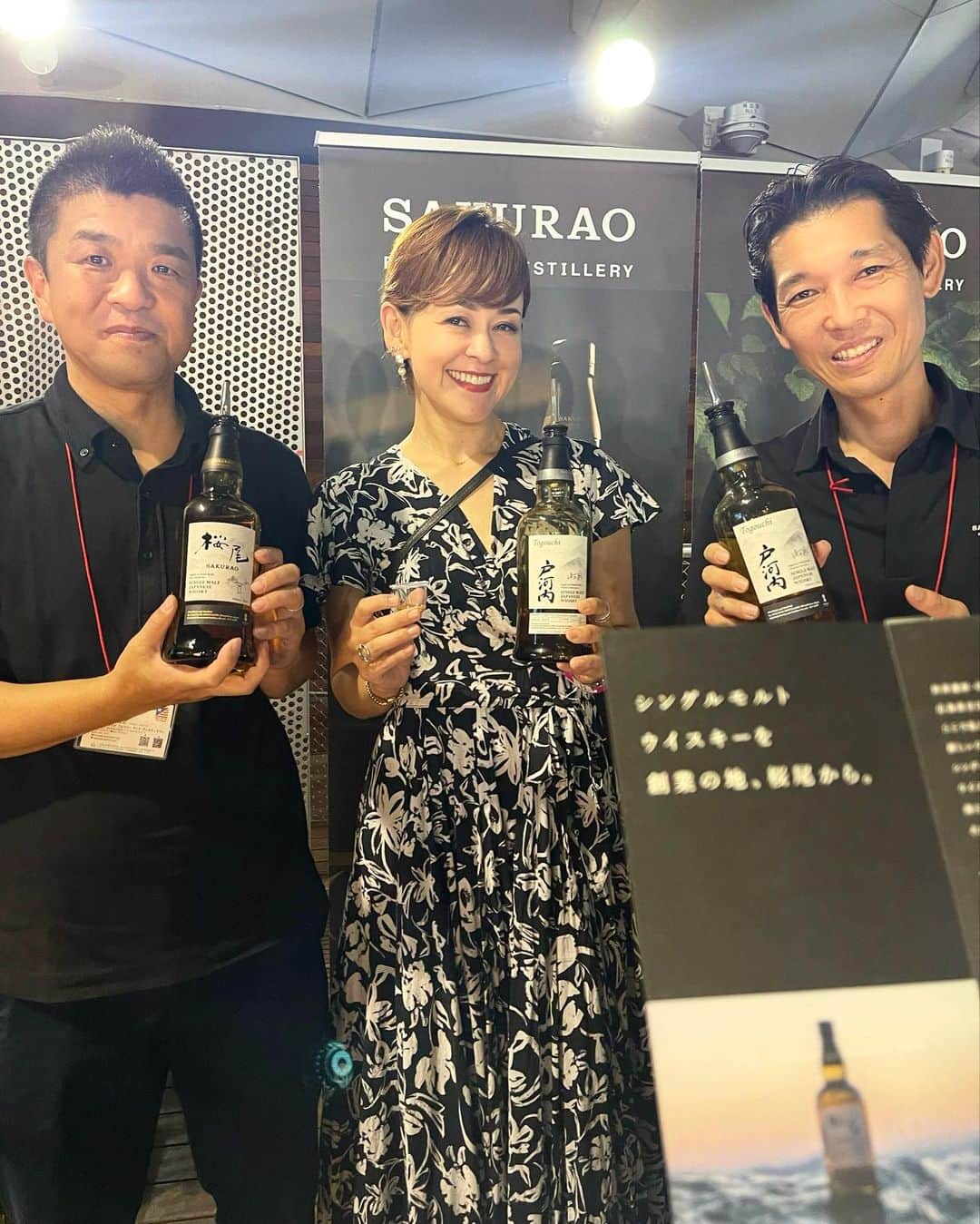 のインスタグラム：「横浜で初開催の「ウイスキーフェスティバル」。  今回はお仕事ではなくプライベートだったので、各ブースをゆっくり回ることができました。  1枚目は、私が大ファンの「桜尾」さん✨いつもフェスの度に「桜尾」ブースにお邪魔して、長居します（笑） なぜなら、本当に美味しい＆スタッフのみなさんがスーパー優しくて色んな話をしてくれるので、つい🥴 「桜尾」さん、いつもありがとうございます✨✨  2枚目は、今回感動した「長浜蒸留所」のリミテッドエディション。なんと「桜の木」を使った樽で6ヶ月〜9ヶ月ほど後熟させたもの。「桜の木」は「ミズナラ」と同じく、水漏れしやすいので樽作りが大変だったりするのですが、そんな樽で後熟をかけた貴重な一本。桜の上品な香りが漂って、本当に美味しかった。  3枚目は「俺のモルト」Youtubeチャンネルでお馴染みの「盛人（モルト）」さんと✨ ポーズ教わったꉂ🤣𐤔  #ウイスキー #ウイスキーフェスティバル横浜 #whisky」