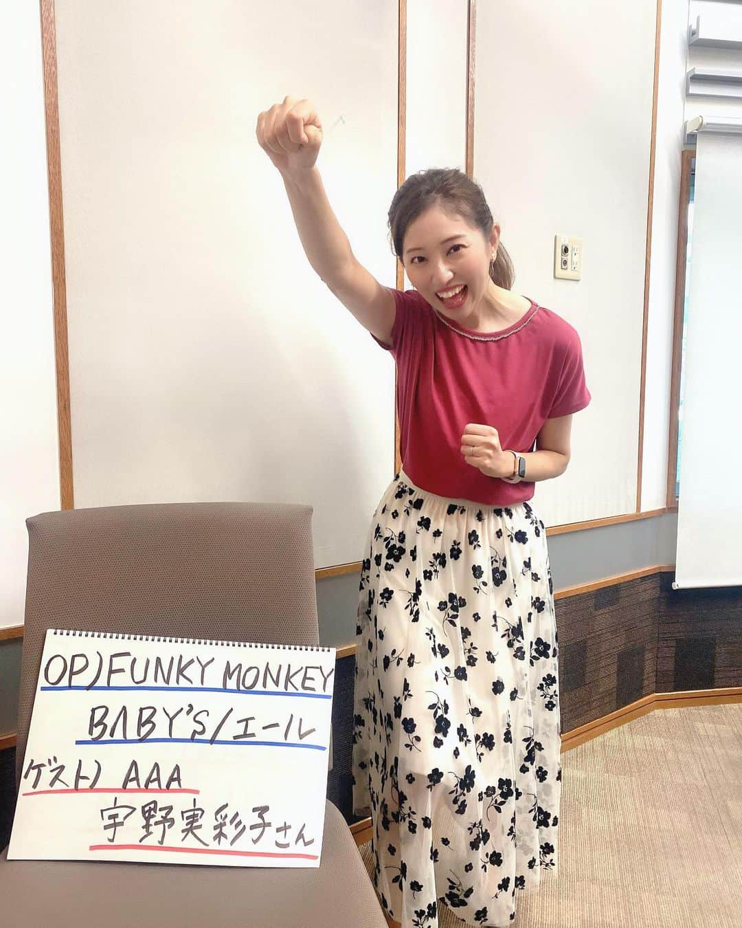 丸井汐里さんのインスタグラム写真 - (丸井汐里Instagram)「✴︎ Date fm Sendaian Hot Music 今週もありがとうございました😄 ✴︎ 今週のオープニングチューンはFUNKY MONKEY BΛBY'Sのエールをお届けしました♫ ✴︎ コロナ禍真っ只中にリリースされた、再始動後初のシングル曲。 ✴︎ 今回のツアーでようやく、ライブでお客さんと一緒に歌うことが出来るようになりました。 ✴︎ そのお客さんの声量の圧がすごい！！ ✴︎ 2人のマイクの音量は変わらないのに、お客さんの声のボリュームが2人を超えてきて、何なら2人の声が聞こえにくくなる位の大合唱が、会場中に響き渡りました。 ✴︎ 2人のステージの迫力・熱量で、お客さんも引っ張られてテンションが最高潮に達したのだと思います。 ✴︎ 会場中が文字通り、完全熱唱したライブでした🎤 ✴︎ ✴︎ ✴︎ 12時台のHOT GUESTコーナーはAAAの宇野実彩子さんがスタジオ生出演でした✨ @misako_uno_aaa @aaa_official_jp  ✴︎ 9/6発売のニューアルバム『PEARL LOVE』は、様々なシーンに馴染むパールのように、聞く人の日常に寄り添う楽曲をと制作された1枚💿 ✴︎ いろんな愛の形が描かれている、温かい作品です。 ✴︎ ツアーの宮城公演は、来月24日(日)トークネットホール仙台で開催です💃 ✴︎ ✴︎ ✴︎ 美を保つ秘訣を伺ったところ、お菓子を自分で買わなくなった・ポテチなどもやめたと話していた宇野さん。 ✴︎ 肌の透明感に圧倒されました✨ ✴︎ 一方のSendaianチーム。 ✴︎ 宇野さんがスタジオにいらっしゃる少し前に、グミチョコを仲良く分けて食べたばかりでした笑 ✴︎ 私も結局本番後に手を出してしまった……🙈 ✴︎ 食べないという強い気持ちを持ちたいものです。 ✴︎ ✴︎ ✴︎ 今週のNo.1はランクアップした星野源さんでした🥇✨ ✴︎ チャートはDate fmの公式Xでもポストしています。 ✴︎ 聞き逃した方はradikoのタイムフリー機能でぜひチェックをー😆 ✴︎ ✴︎ ✴︎ #アナウンサー#フリーアナウンサー#ラジオパーソナリティ#ラジオDJ#丸井汐里#datefm#SendaianHotMusic#FUNKYMONKEYBΛBYS#FMB#ファンモン#AAA#宇野実彩子#グミチョコ#お菓子をやめられない#食べない#強い気持ち#星野源」8月27日 17時20分 - shiorimarui