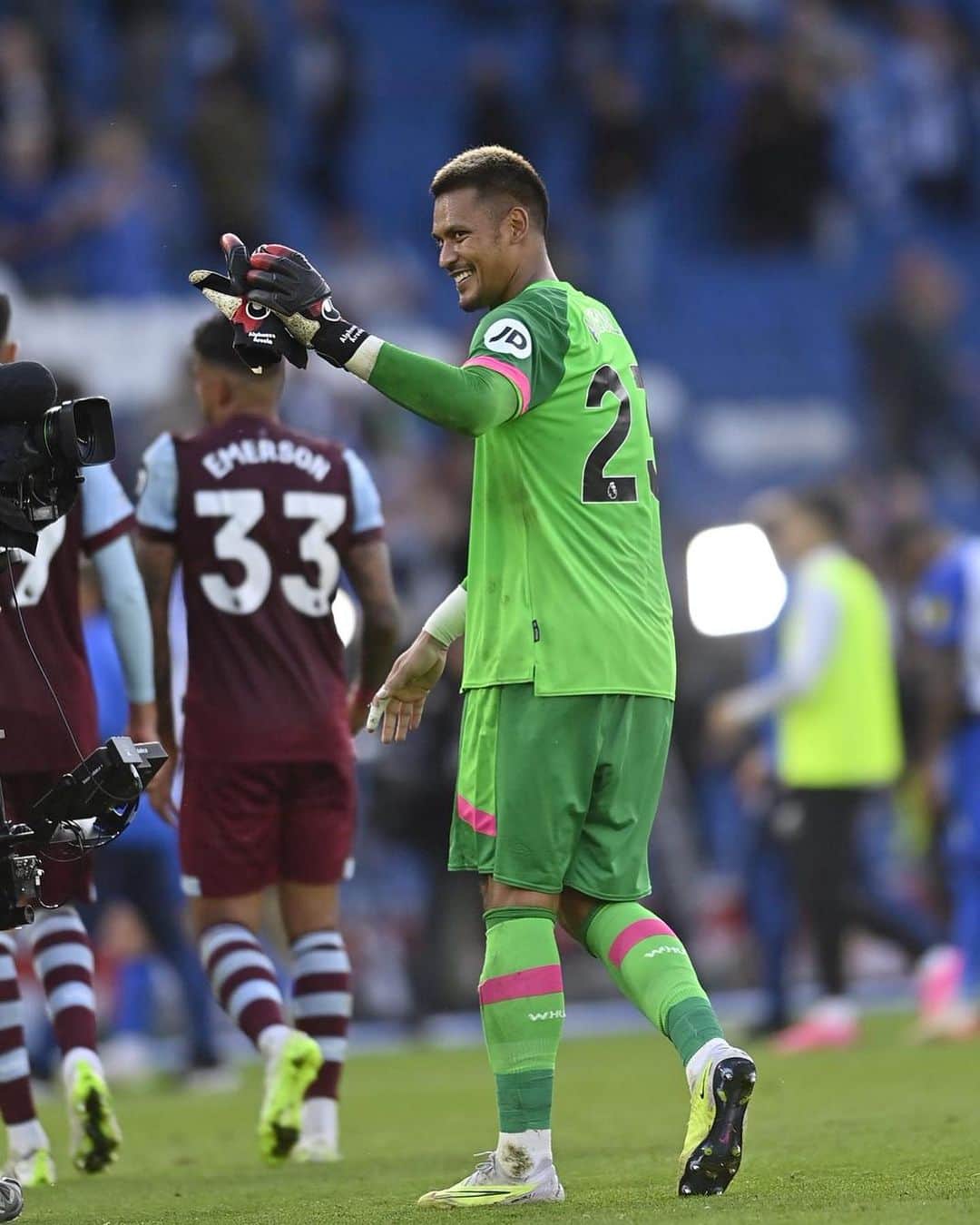アルフォンス・アレオラのインスタグラム：「Massive 𝐖 ! @westham #COYI #AA23 ⚒」