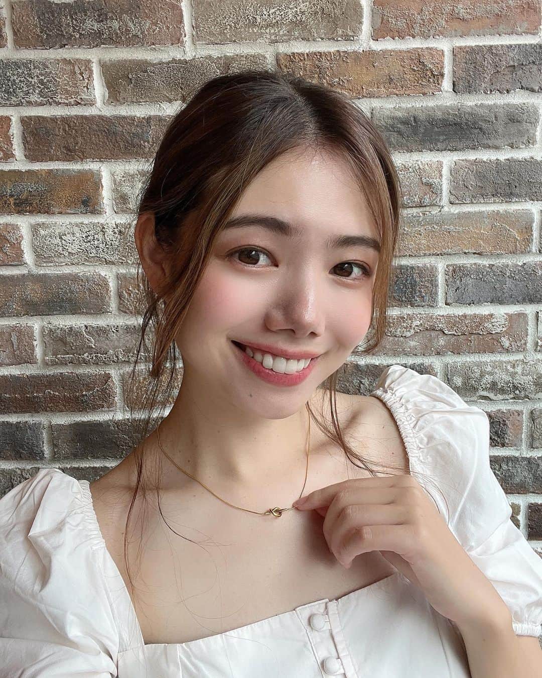 波田妃奈のインスタグラム：「もう暑すぎて髪の毛まとめないと無理🤣 最近この髪型ハマってます🫶🏻  敏感肌や金属アレルギーの方にも嬉しい 肌に優しい素材のアクセサリーブランド @bele.japan のネックレス💎  錆びや変色にも強い金属で 海やお風呂でも付けっぱなしでOK😳 アクセサリーはシーン問わず 長く使えるものを大事にしたい💍    #béle  #bele    #bélejapan  #belejapan #アクセサリー #ネックレス #アレルギーフリーアクセサリー #サージカルステンレス」