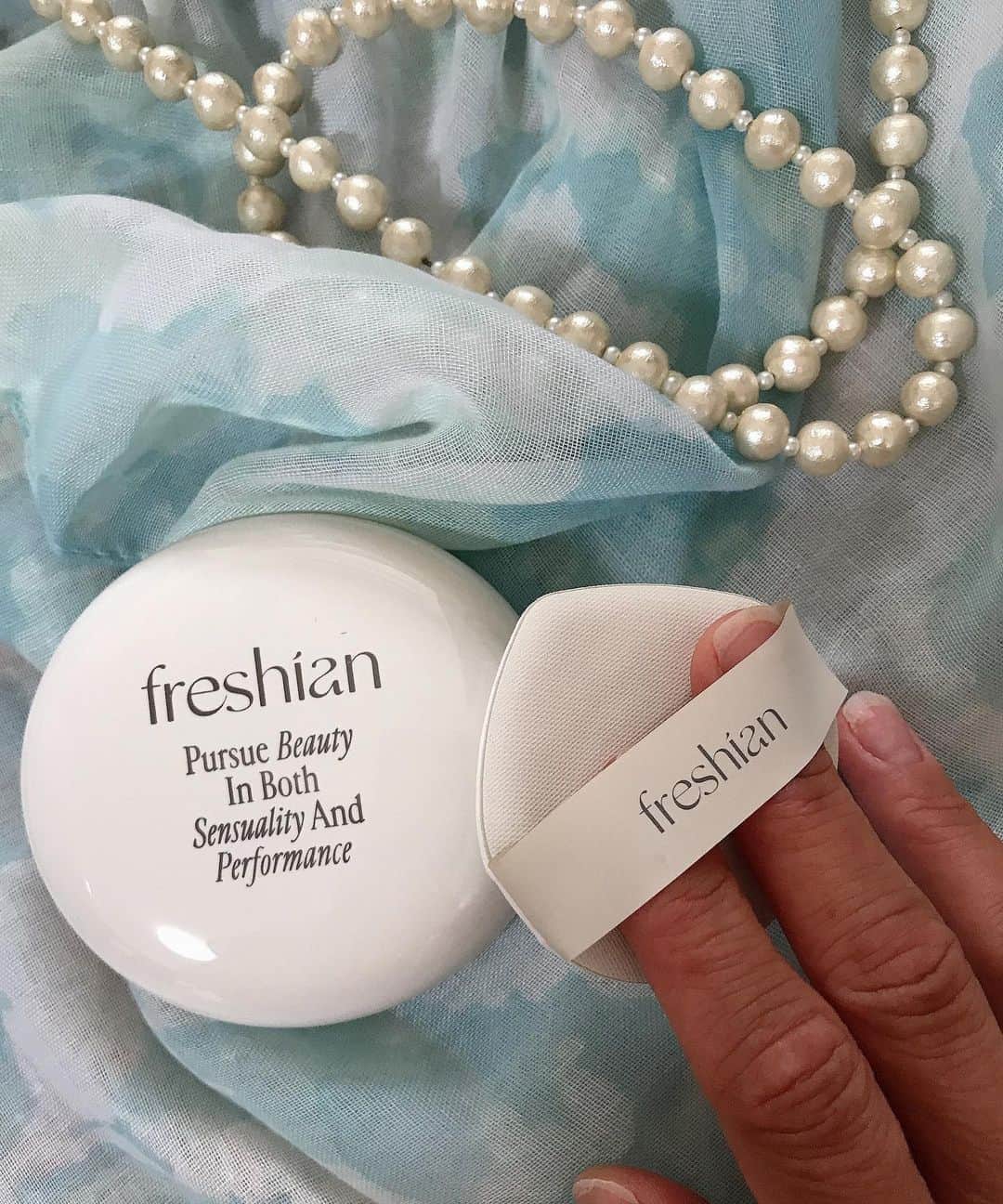 葵さんのインスタグラム写真 - (葵Instagram)「8月に発売したばかりの最新クッションファンデをお試ししてみたよ！  [Freshian] Egg like cushion @freshian.official @freshian.official_jp  おしゃれなデザインパッケージでお気に入り！  肌に優しいヴィーガンコスメブランドで、ヒアルロン酸、イチジクエキス配合の低刺激メイクアップパフォーマンスブランドです。  肌によく密着して、自然なうるおいで崩れにくいから肌がうるつやに！！  肌に優しいヴィーガンコスメでありながら、メイクコスメ本来のパフォーマンスは逃さないから嬉しい😄  #FRESHIAN #フレシアン #エッグライククッション #つるつるクッション  #最強ベース #セミマットクッション #たまごクッション #おしゃれパッケージ」8月27日 17時22分 - dolphin_coconut