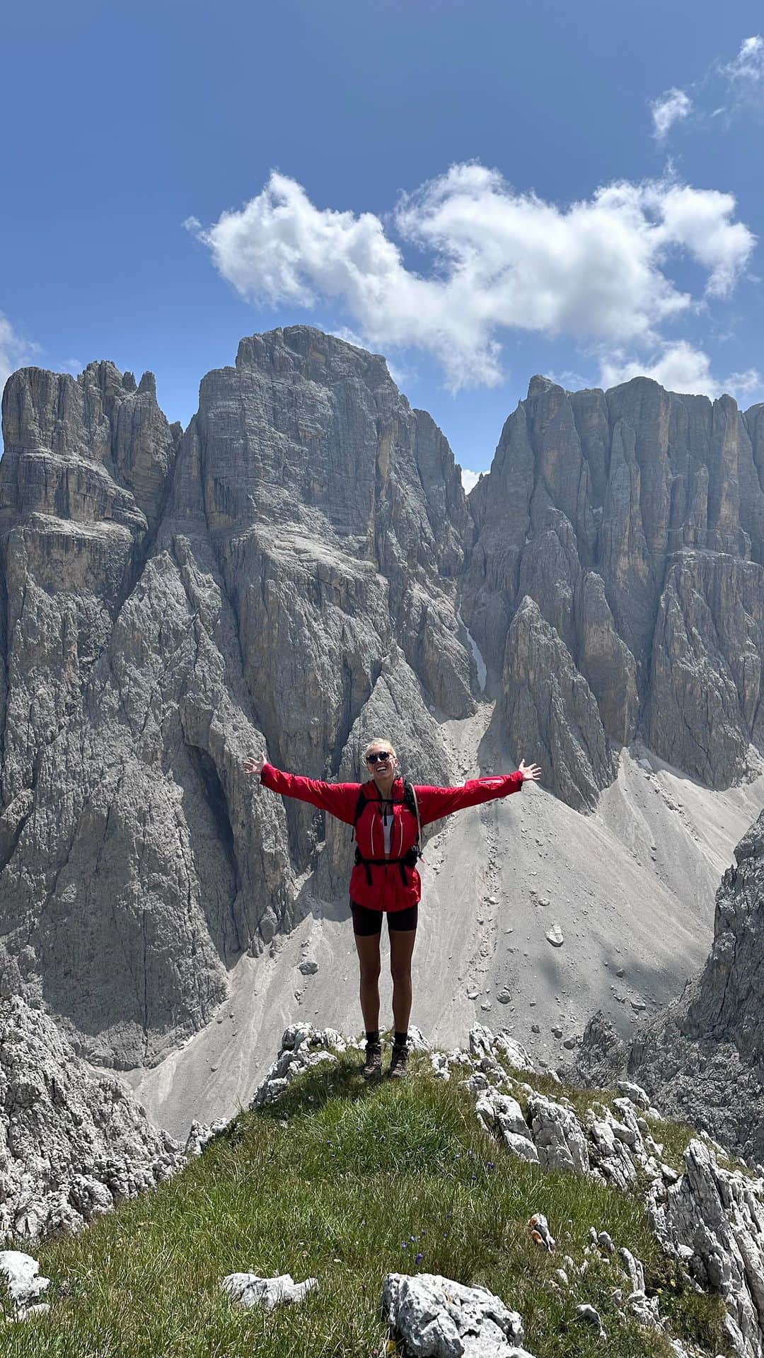 Zanna Van Dijkのインスタグラム：「It’s been the hardest 12 months of my life. If I’m honest, it’s taken a long time to accept that I’ll never be the “old Zanna”. But I’m slowly learning to love this new version of me, one which is stronger and more resilient. I’ve learnt that my mental health isn’t something I can fix, it’s something I can manage. I know I have a lifelong journey ahead and it’s probably going to have a few bumps in the road. But I’m so proud of how far I’ve come ♥️ #mentalhealthawareness #mentalillnessawareness」