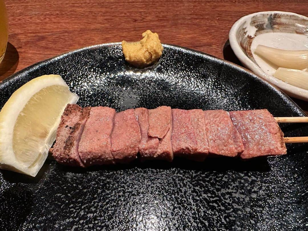 菊田早苗のインスタグラム：「店名が鳥茂なのに鶏肉がない、豚、牛オンリーの老舗中の老舗。 最初に出て来るフダレバーを食べると毎回度肝を抜かれる。この鮮度はなかなかない。 寿司屋でいうところのまず光モノを食べてその店の実力が分かる、みたいな感じか、 お店側にまず、どうだー！と言わんばかりに右ハイキックを喰らわされてる気分笑 どの品もレベル高く、お客さんのほとんどがお任せコースを注文。 内容も季節に応じて一捻りあり、今回初めて食べたのはキャビアおにぎりと牛スープ麺&まさかのカレーつけ汁付き。 ラーメン自体も完成された味なのに、良かったらカレーにもつけてみて下さい、、って凄い。 常に混んでいるので予約必至店。 焼きトンの常識を覆えす、高級割烹に近い名店です。 #鳥茂 #新宿」