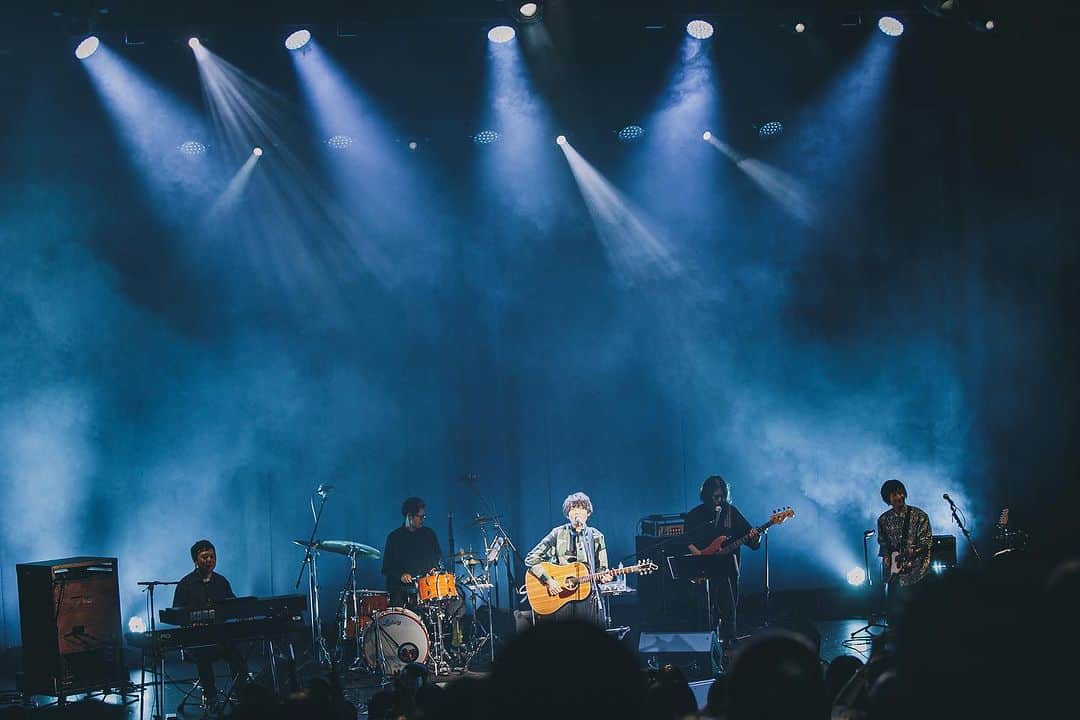 上野大樹のインスタグラム：「thank you Shinryoku tour   新緑tour 8/26  夏風を待って 航る 朝が来る 海街ち ランタナ 遠い国 新緑 ざわめき おぼせ て ラブソング 波に木 アカネ 素顔 線に沿って 予感  en) 合い着 リジー」